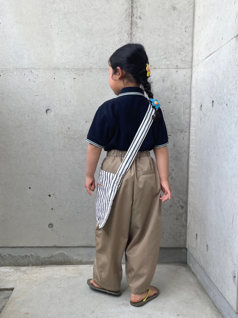 「キッズコーデ、ショルダーバッグ、ポロシャツ、バルーンパンツ、カジュアルコーデ、サンダル、ヘアアレンジ、春夏コーデ」｜「FRED PERRYのKids Twin Tipped Shirt（ポロシャツ、ブルー系）」を使った、ioooさん（キッズ・110cm）の春コーディネートの2枚目の写真