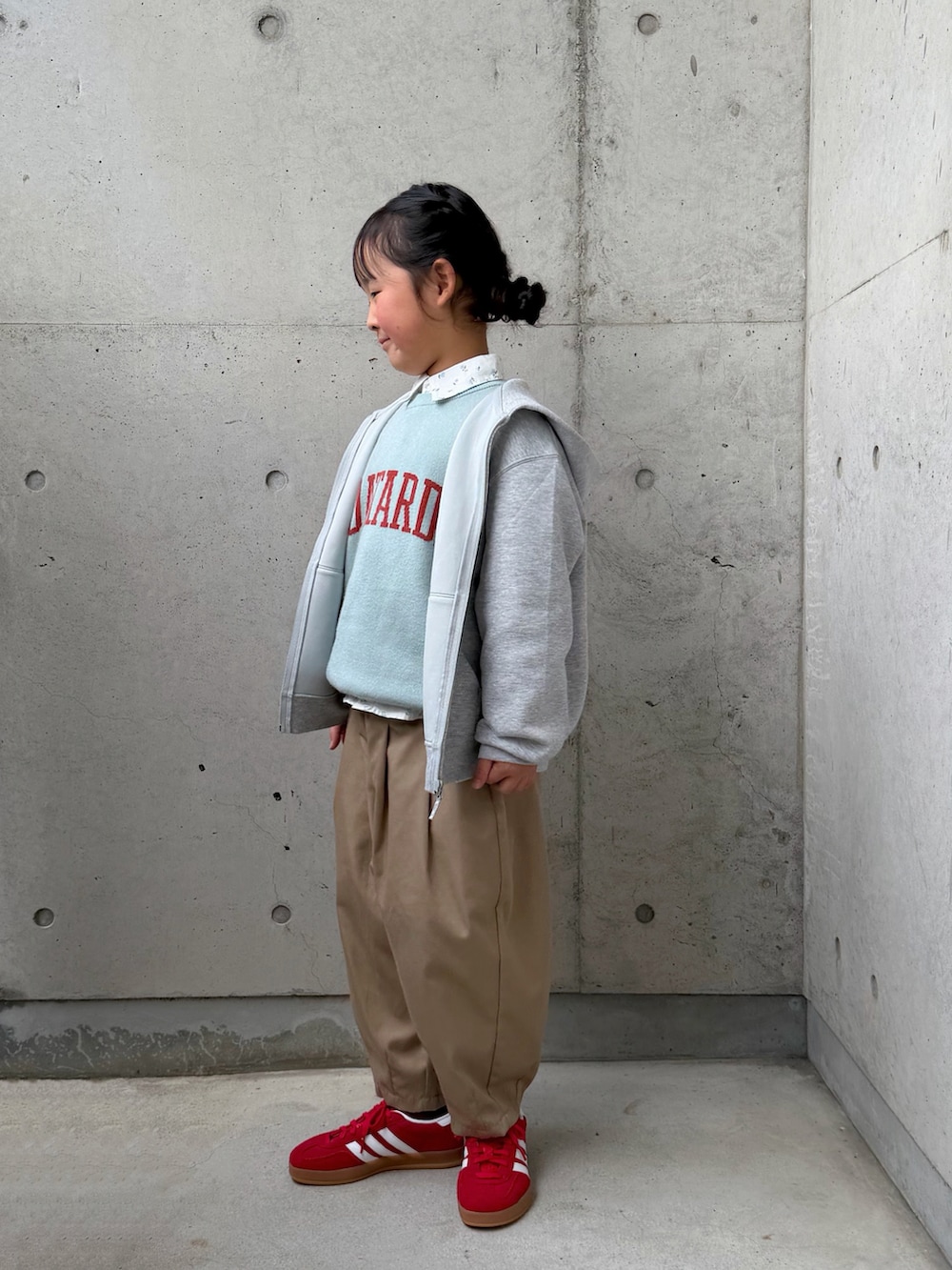 レッド系のスニーカー、グリーン系のニット/セーター、ホワイト系のシャツ/ブラウスを着用したキッズの冬コーディネートの5枚目の写真