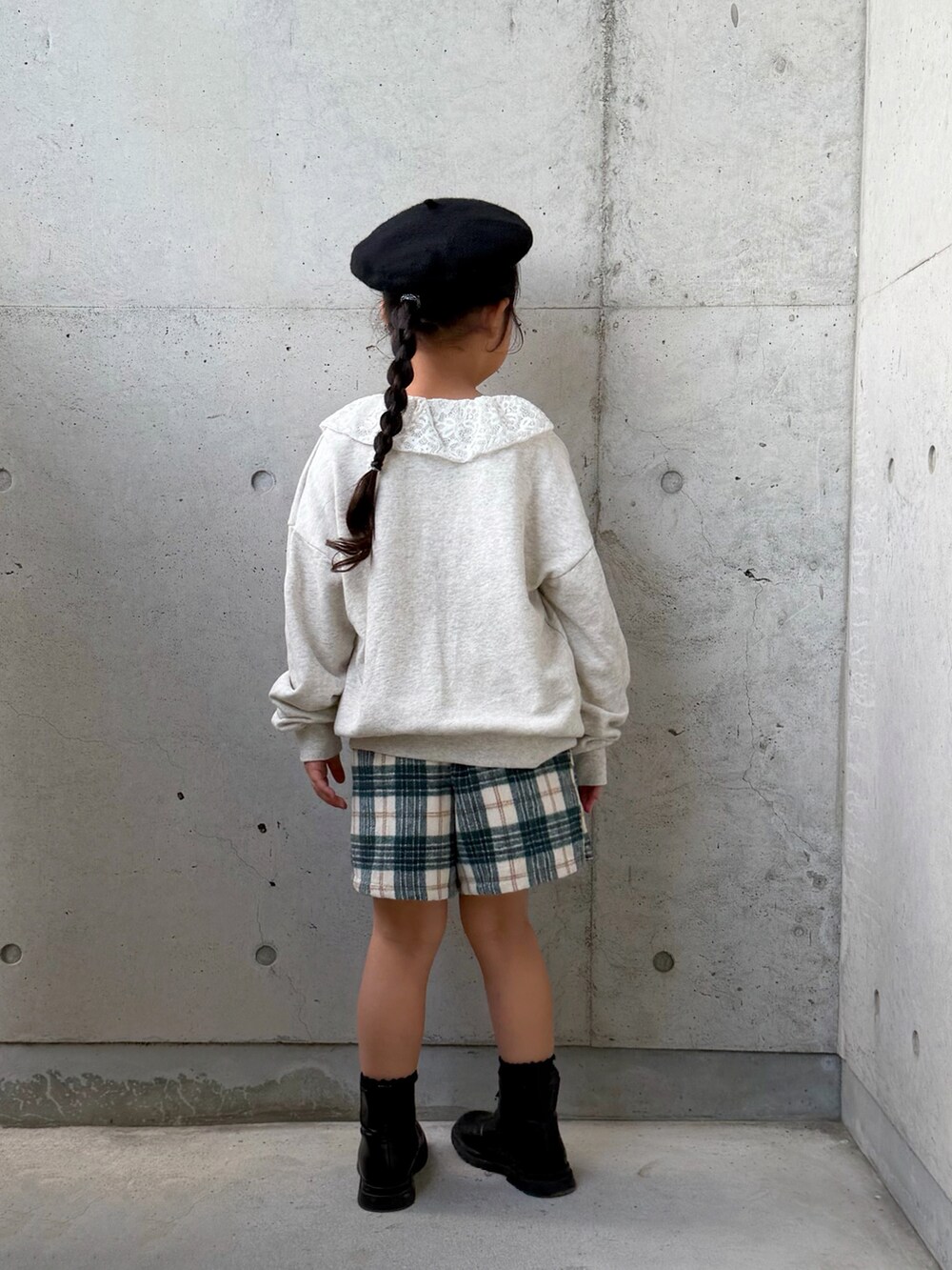 ベージュ系のスウェット、ブラウン系のダウンジャケット/コート、グリーン系のその他パンツを着用したキッズの秋コーディネートの4枚目の写真