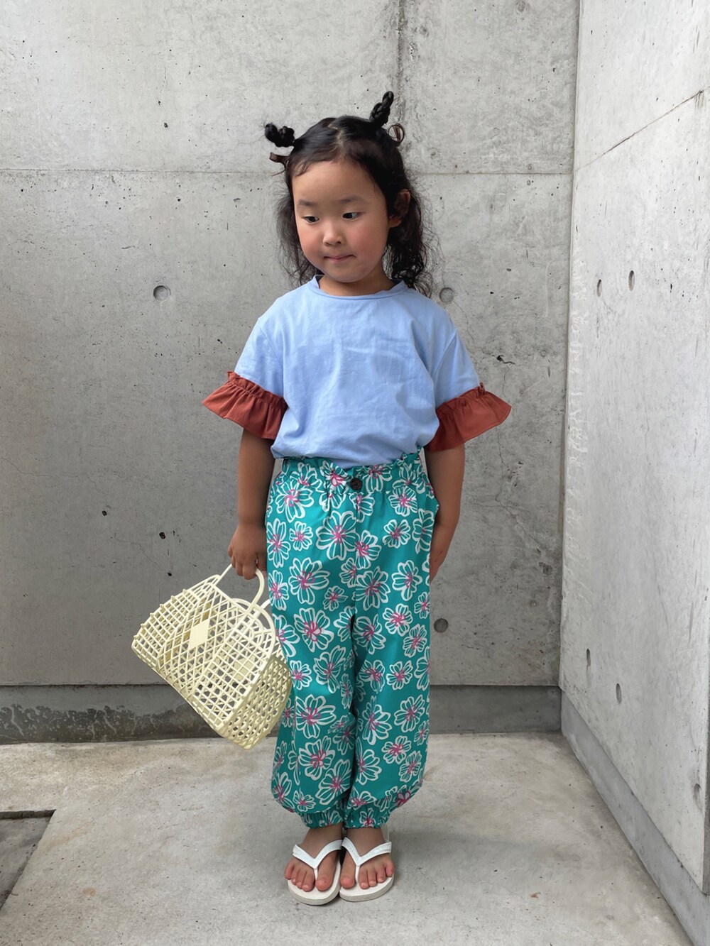グリーン系のその他パンツ、ホワイト系のサンダル、ブルー系のTシャツ/カットソーを着用したキッズの夏コーディネートの2枚目の写真