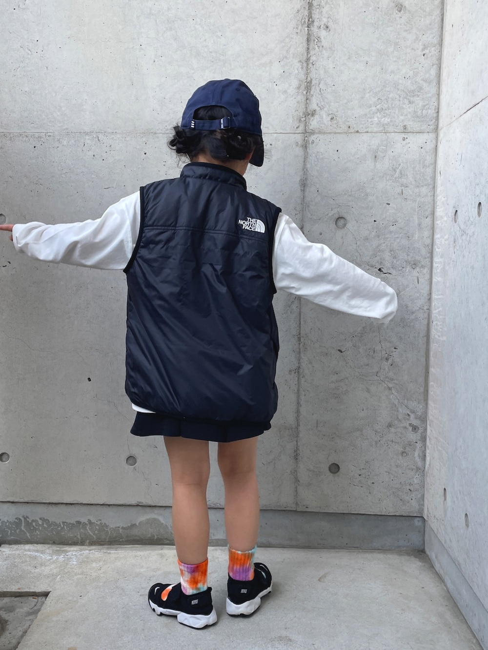 「キッズコーデ、ベスト、ロンT、ストリート、キャップ、サンダル、カジュアル」｜「LEPSIMの【KIDS】カラーロゴロンT　327366（Tシャツ/カットソー、ホワイト系）」を使った、ioooさん（キッズ・110cm）の春コーディネートの4枚目の写真