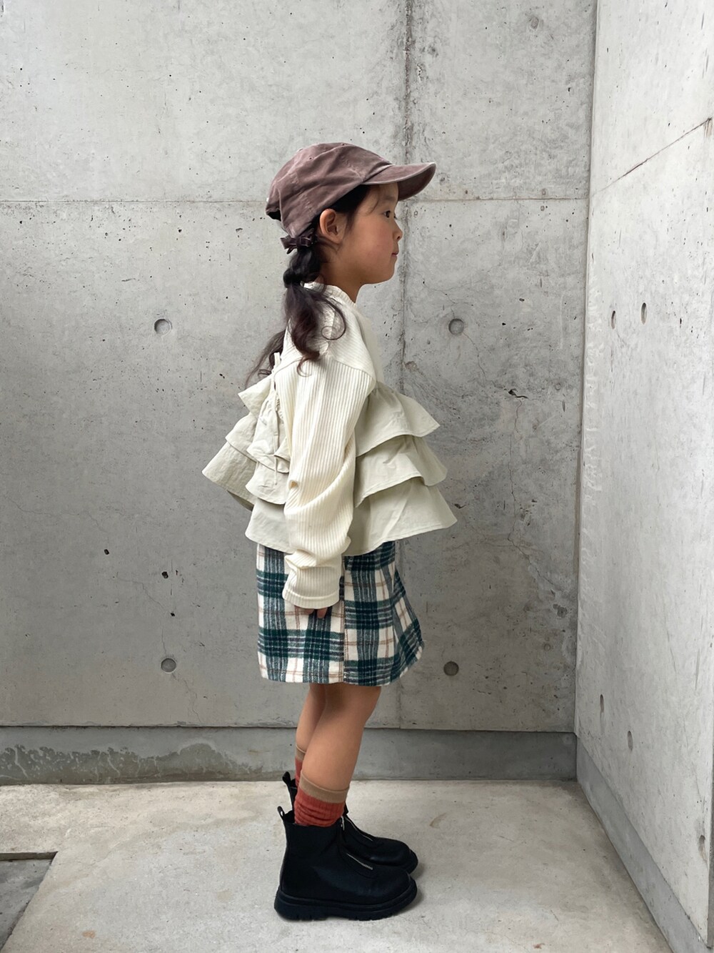 ブルー系のデニムジャケット、ホワイト系のTシャツ/カットソー、グリーン系のその他パンツを着用したキッズの冬コーディネートの2枚目の写真