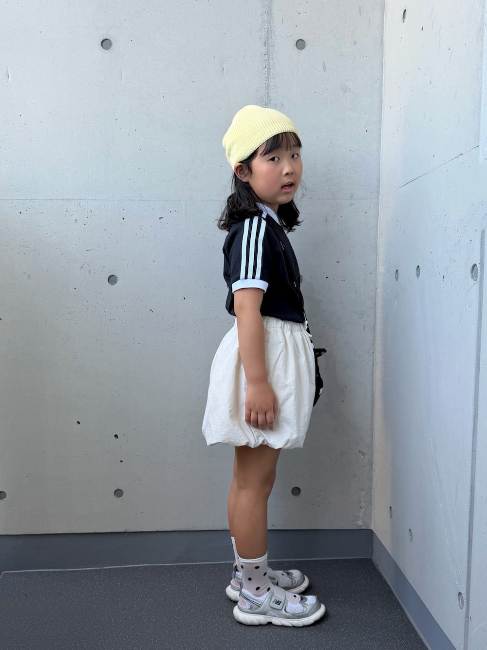 シルバー系のスニーカー、ブラック系のショルダーバッグ、ホワイト系のその他パンツを着用したキッズの夏コーディネートの4枚目の写真