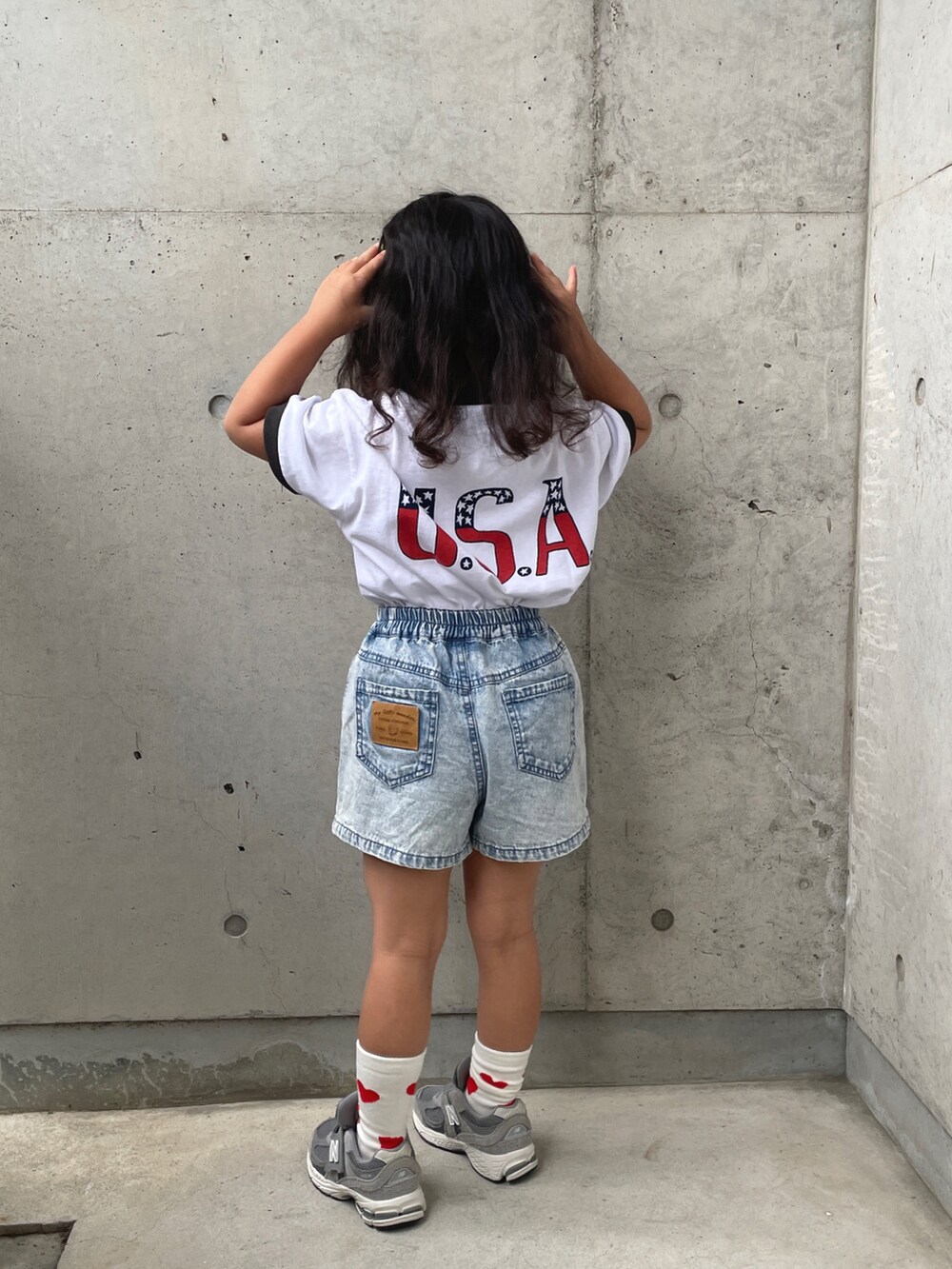 ホワイト系のその他パンツ、ホワイト系のサンダル、ホワイト系のTシャツ/カットソーを着用したキッズの春コーディネートの4枚目の写真