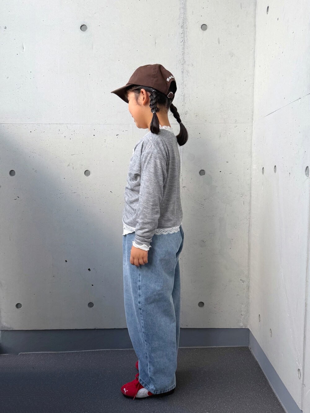 ブルー系のデニムパンツ、グレー系のTシャツ/カットソー、ホワイト系のTシャツ/カットソーを着用したキッズの秋コーディネートの4枚目の写真