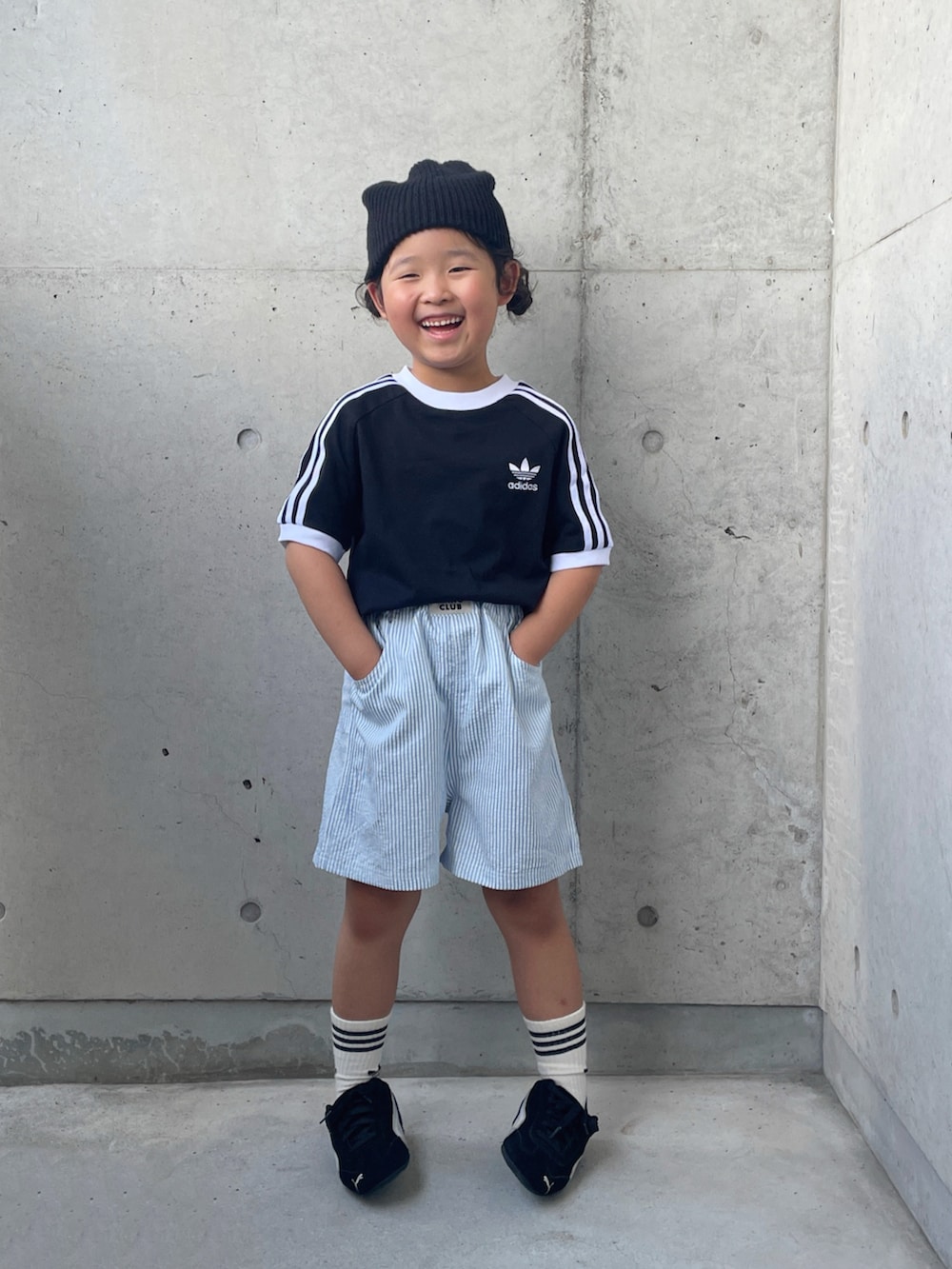 ブラック系のTシャツ/カットソー、ブラック系のスニーカー、ブルー系のパンツを着用したキッズの秋コーディネートの2枚目の写真