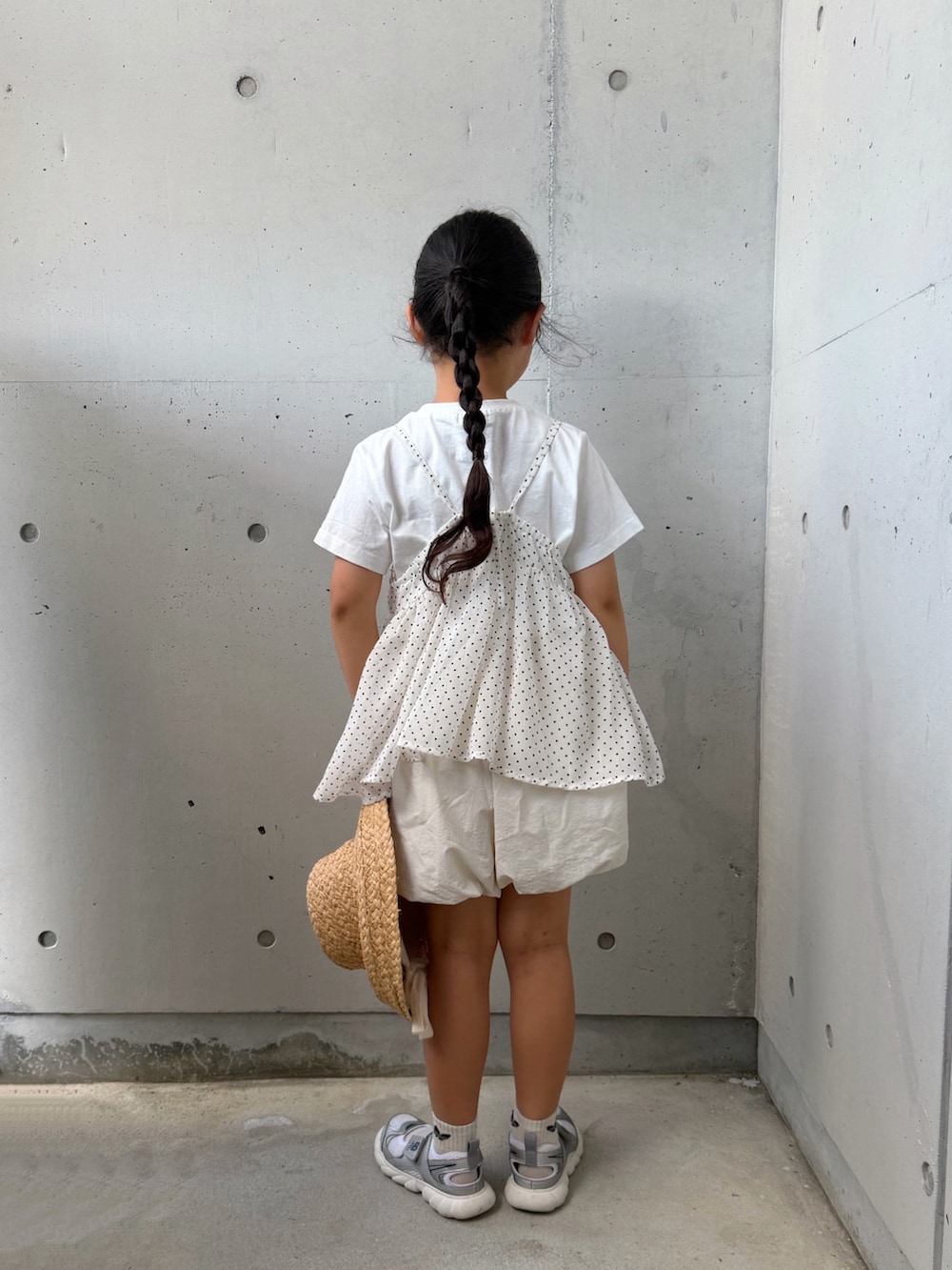 ホワイト系のTシャツ/カットソー、ホワイト系のその他パンツ、シルバー系のスニーカーを着用したキッズの夏コーディネートの5枚目の写真