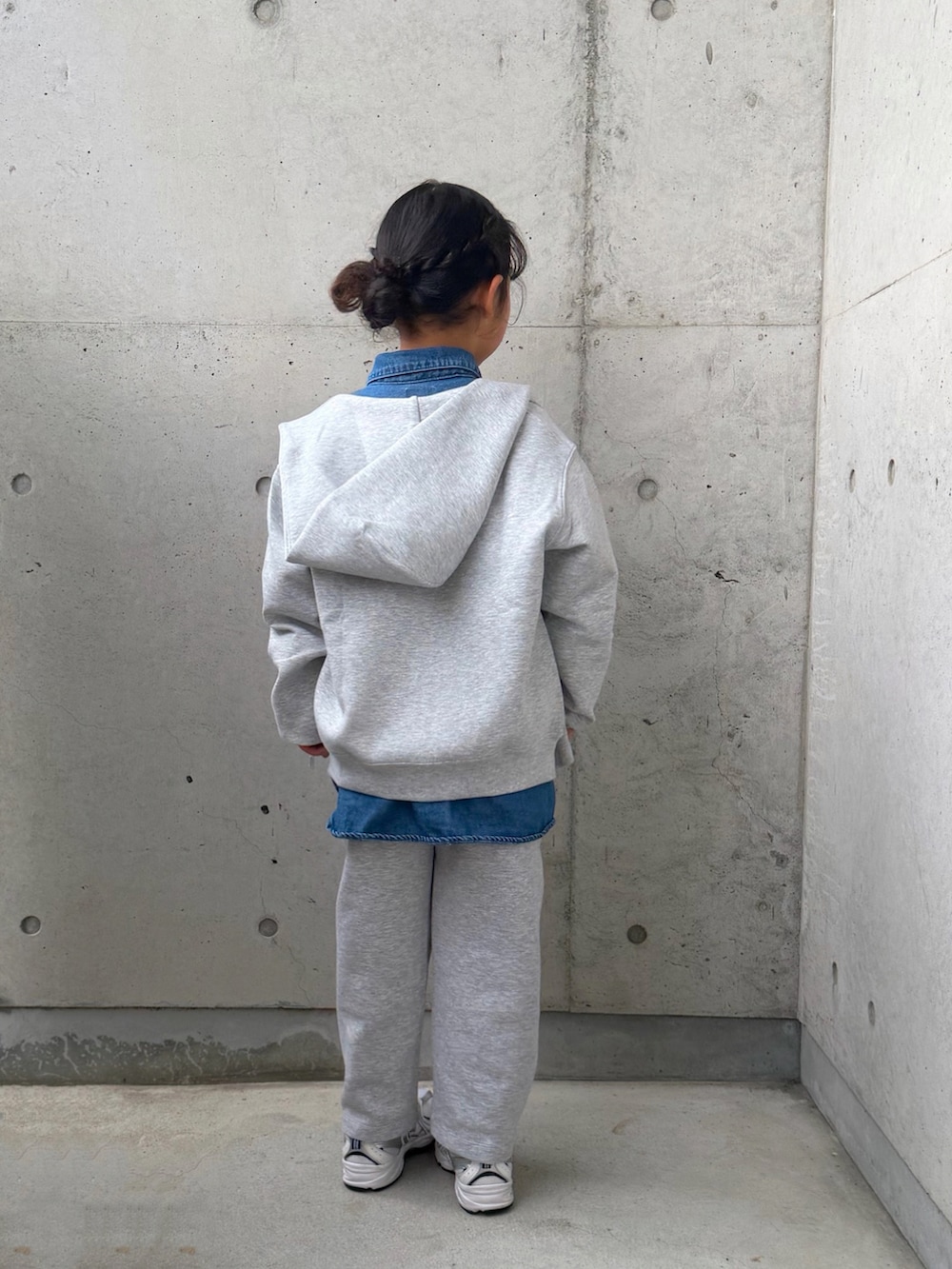 ブルー系のシャツ/ブラウス、ホワイト系のスニーカー、ブルー系のデニムパンツを着用したキッズの冬コーディネートの5枚目の写真