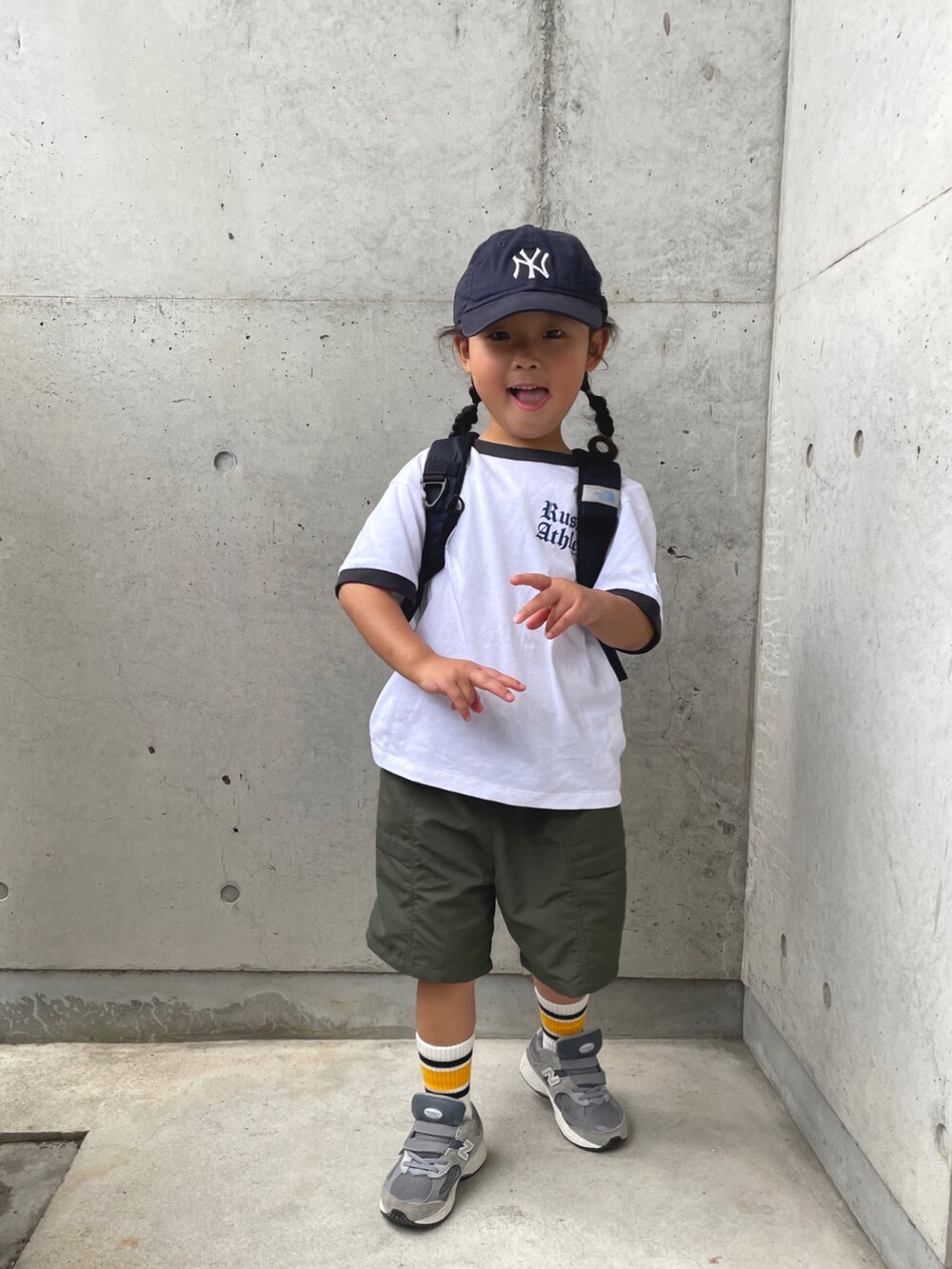 グリーン系のパンツ、ホワイト系のTシャツ/カットソー、ブラック系のスニーカーを着用したキッズの夏コーディネートの4枚目の写真