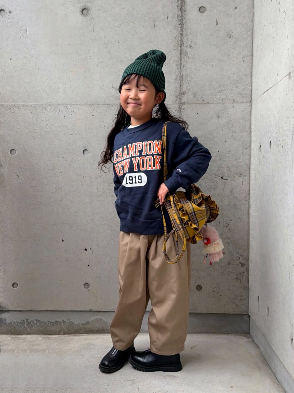 イエロー系のその他パンツ、イエロー系のバックパック/リュック、ブルー系のスウェットを着用したキッズの秋コーディネートの2枚目の写真