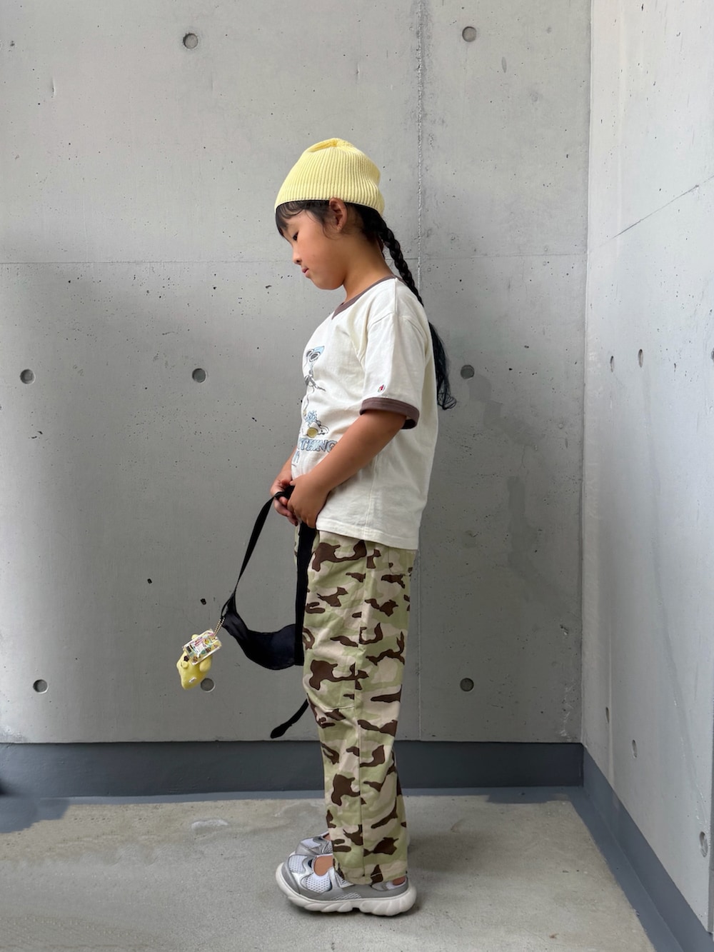 ブラック系のボディバッグ/ウエストポーチ、ホワイト系のTシャツ/カットソー、その他のその他パンツを着用したキッズの夏コーディネートの2枚目の写真