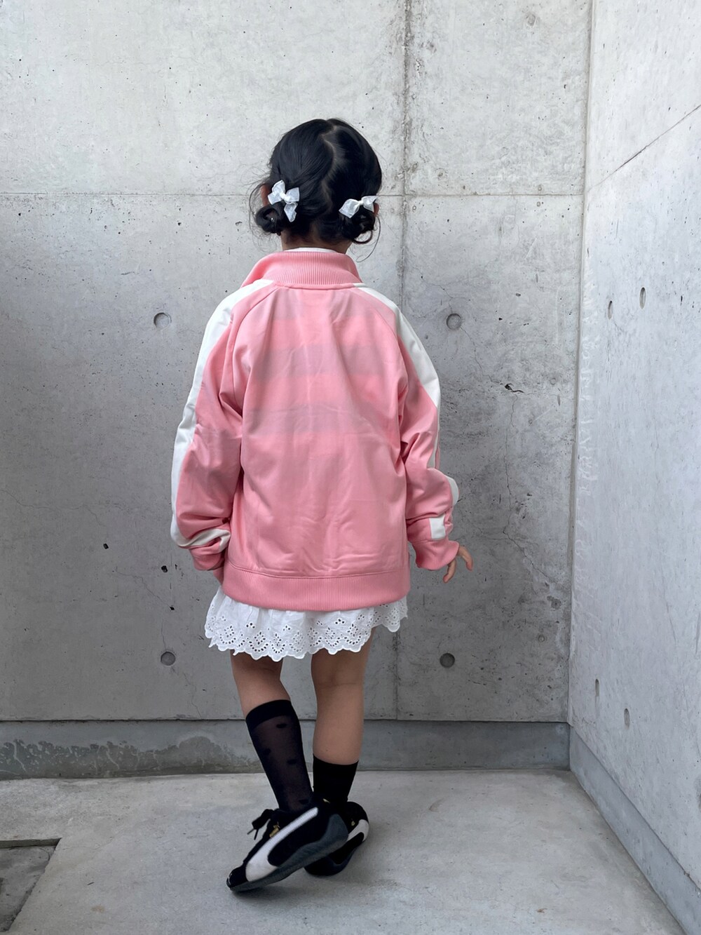 「PUMAのPUMA プーマ 17-21SPEEDCAT PS スピードキャット PS 401699 01BLK/WHT（スニーカー、ブラック系）」を使った、ioooさん（キッズ・110cm）の春コーディネートの3枚目の写真