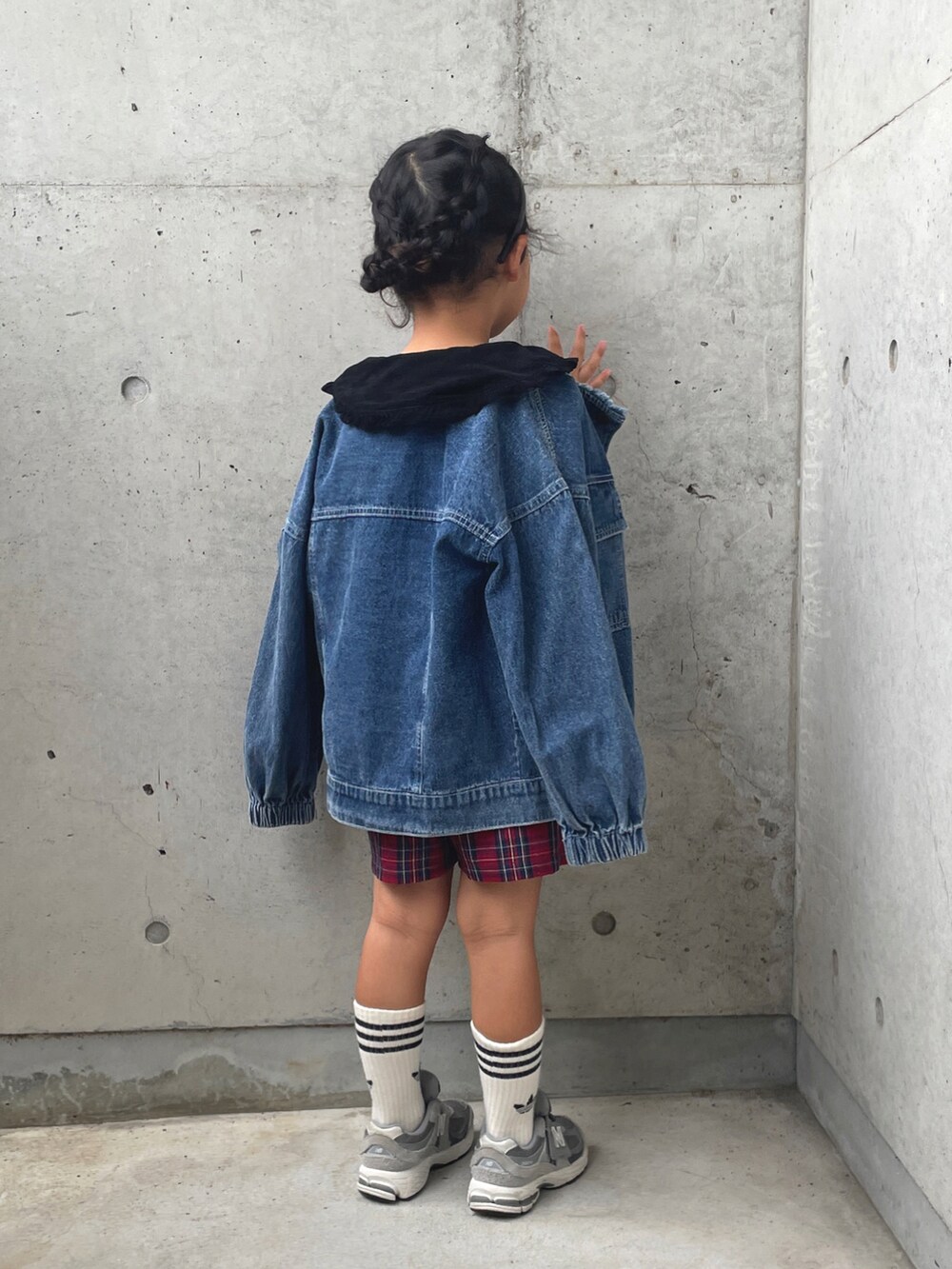 グレー系のスニーカー、ブラック系のトップス、ブルー系のデニムジャケットを着用したキッズの秋コーディネートの4枚目の写真