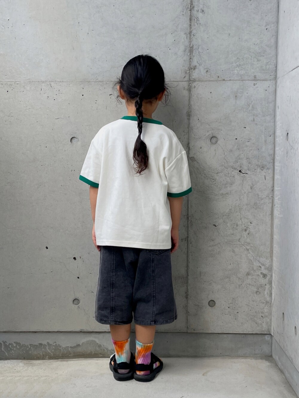 ブラック系のデニムパンツ、ブラック系のサンダル、ブラック系のボディバッグ/ウエストポーチを着用したキッズの夏コーディネートの4枚目の写真