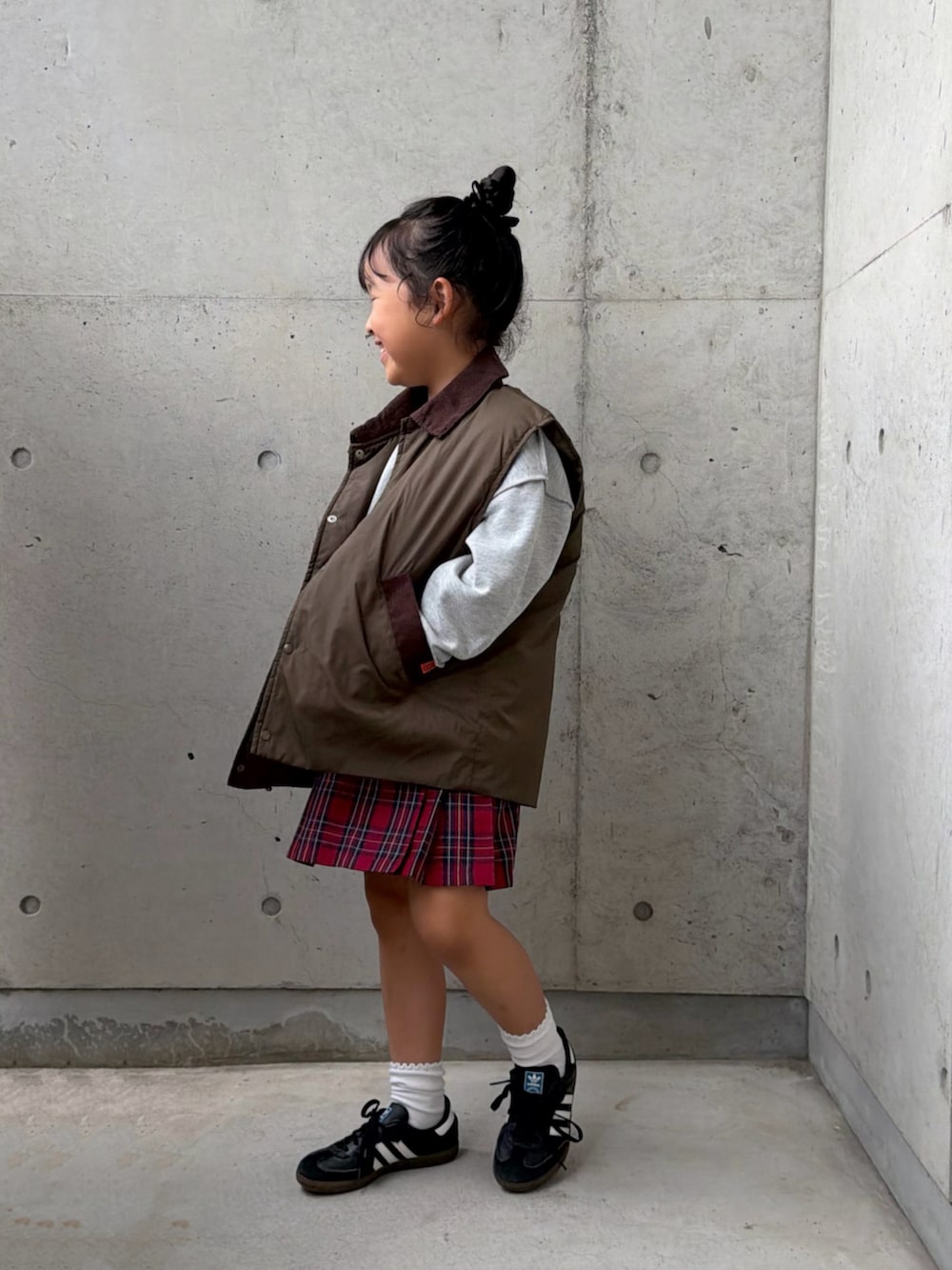 グレー系のTシャツ/カットソー、グリーン系のブルゾン、ブラック系のスニーカーを着用したキッズの秋コーディネートの2枚目の写真