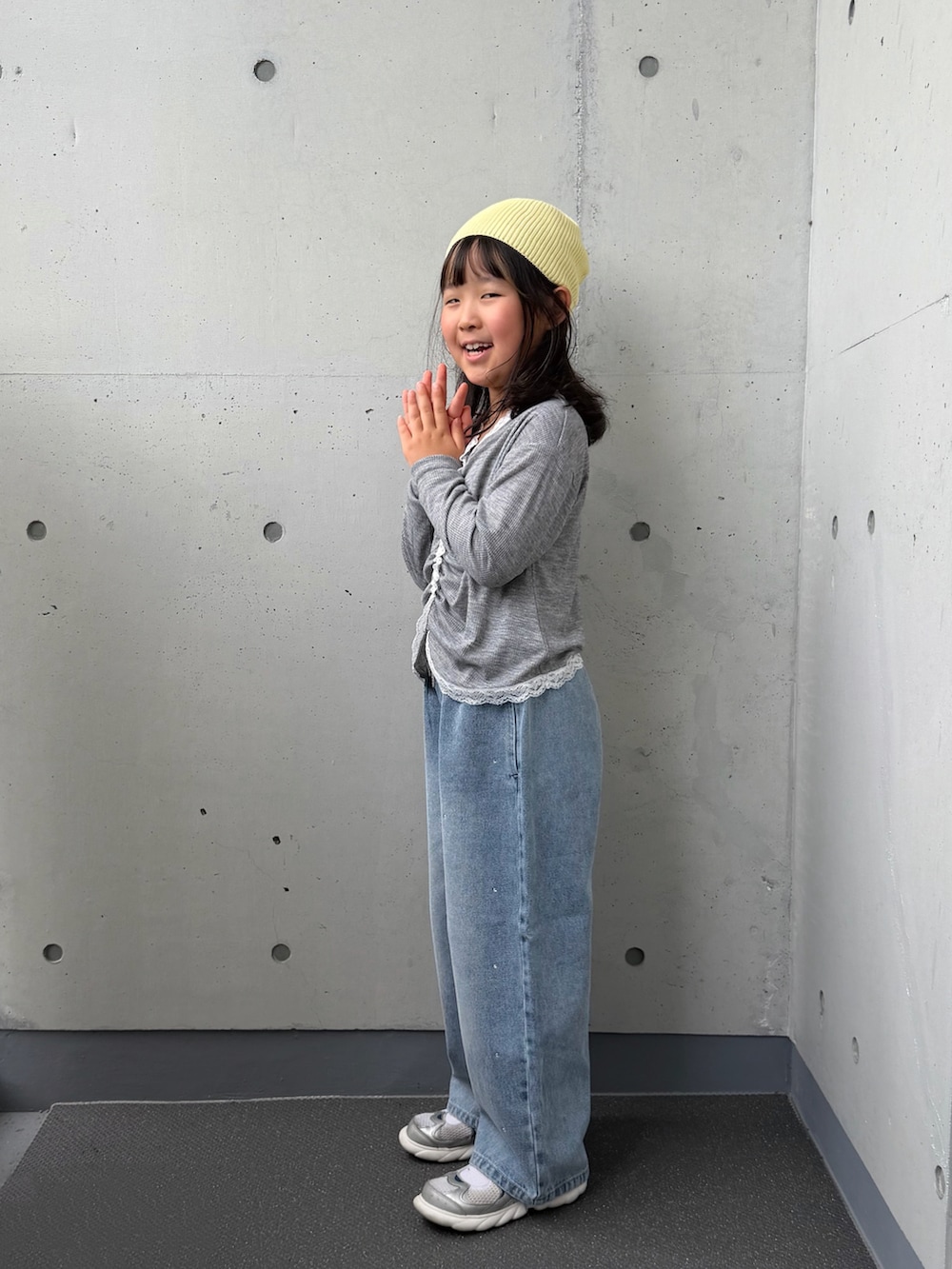 グレー系のTシャツ/カットソー、ブルー系のデニムパンツ、シルバー系のスニーカーを着用したキッズの秋コーディネートの2枚目の写真