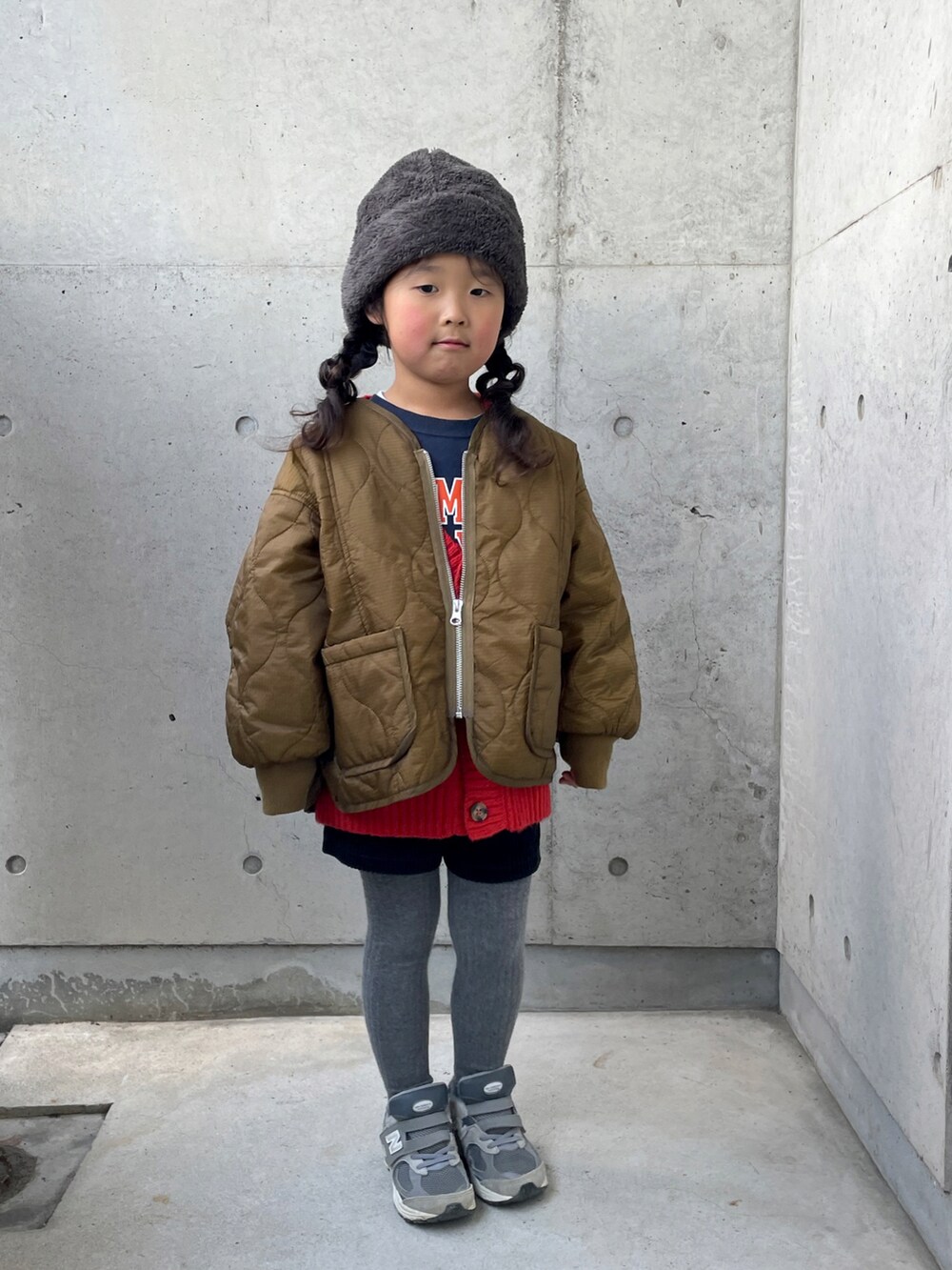 「キルティング、ブルゾン、スウェット、コーデュロイパンツ、タイツ、スニーカー、レイヤードスタイル、キッズコーデ、女の子、フリース、冬コーデ、ジップアップ、カーディガン、キルティングジャケット」｜「LOWRYS FARMのキルティングブルゾン　116763（ダウンジャケット/コート、ブラウン系）」を使った、ioooさん（キッズ・110cm）の冬コーディネートの2枚目の写真