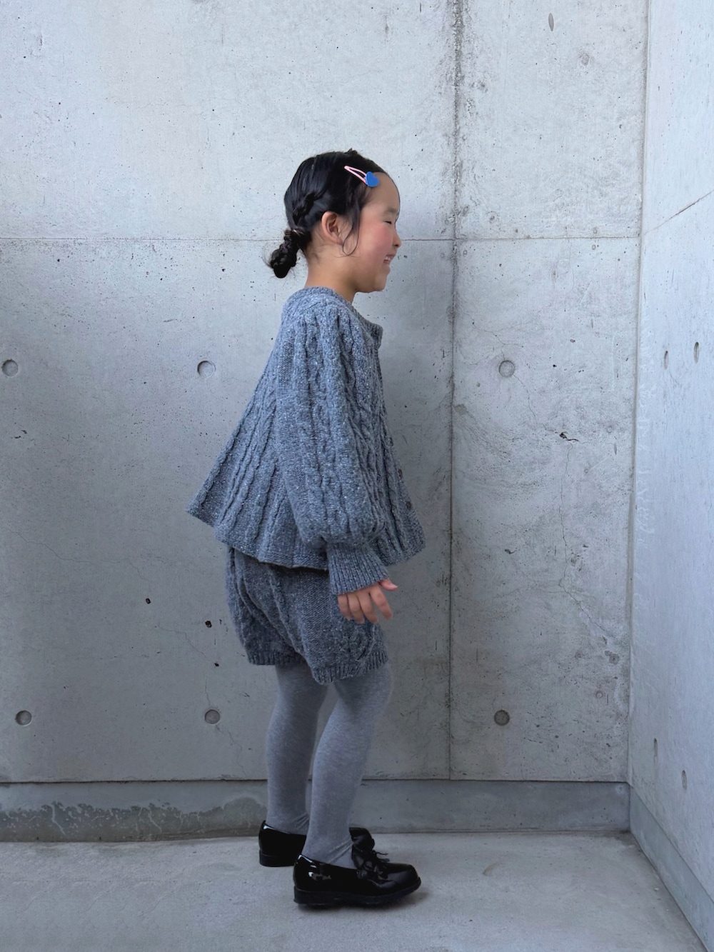 グレー系のニット/セーター、グレー系のその他パンツ、その他のローファーを着用したキッズの冬コーディネートの5枚目の写真