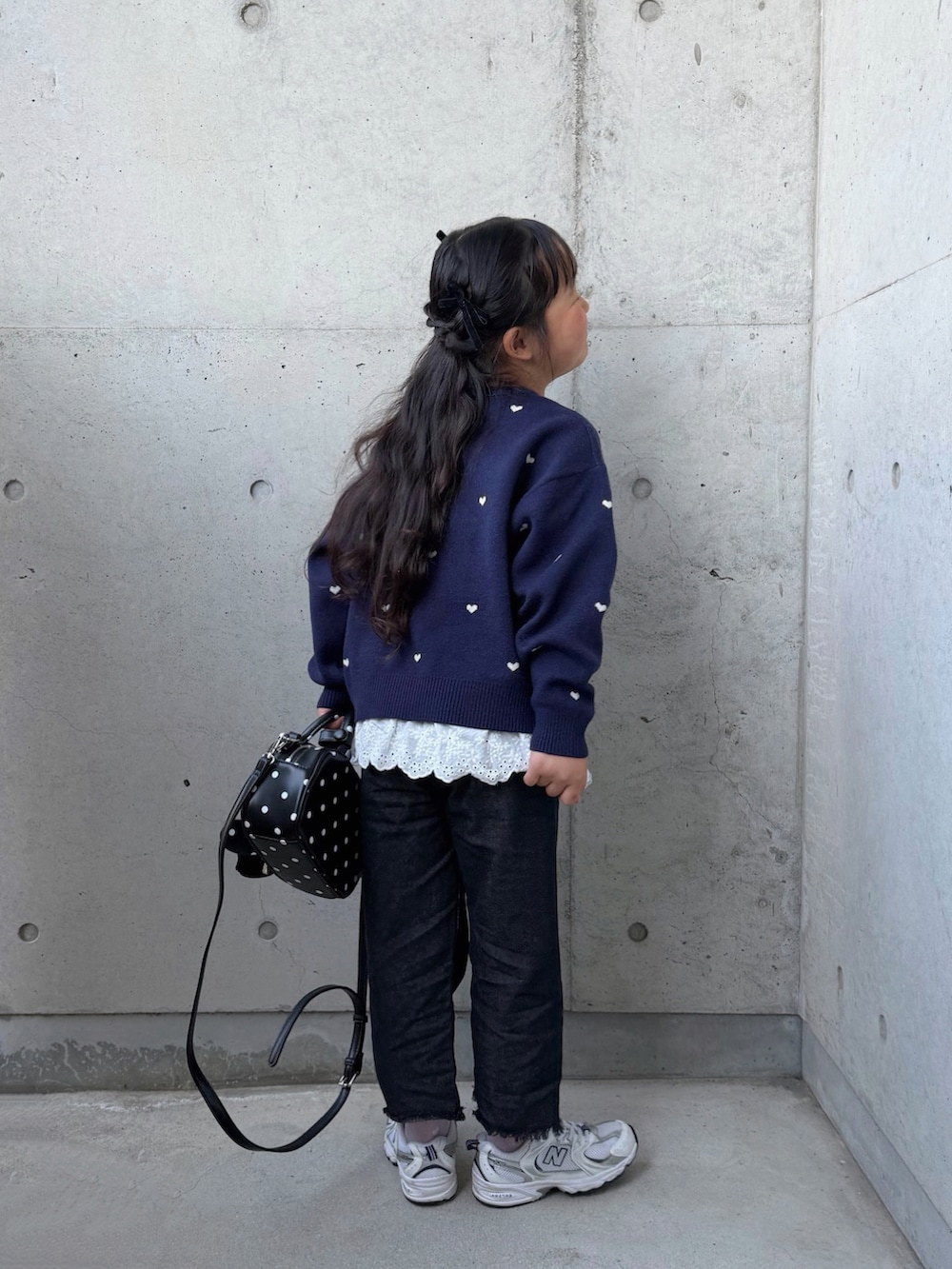 その他のボストンバッグ、ホワイト系のスニーカー、ブルー系のニット/セーターを着用したキッズの春コーディネートの4枚目の写真