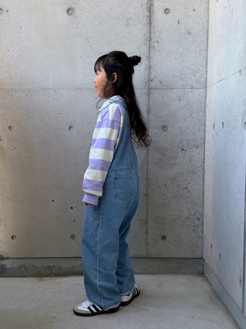 パープル系のTシャツ/カットソー、ホワイト系のスニーカー、ブルー系のニット/セーターを着用したキッズの春コーディネートの2枚目の写真