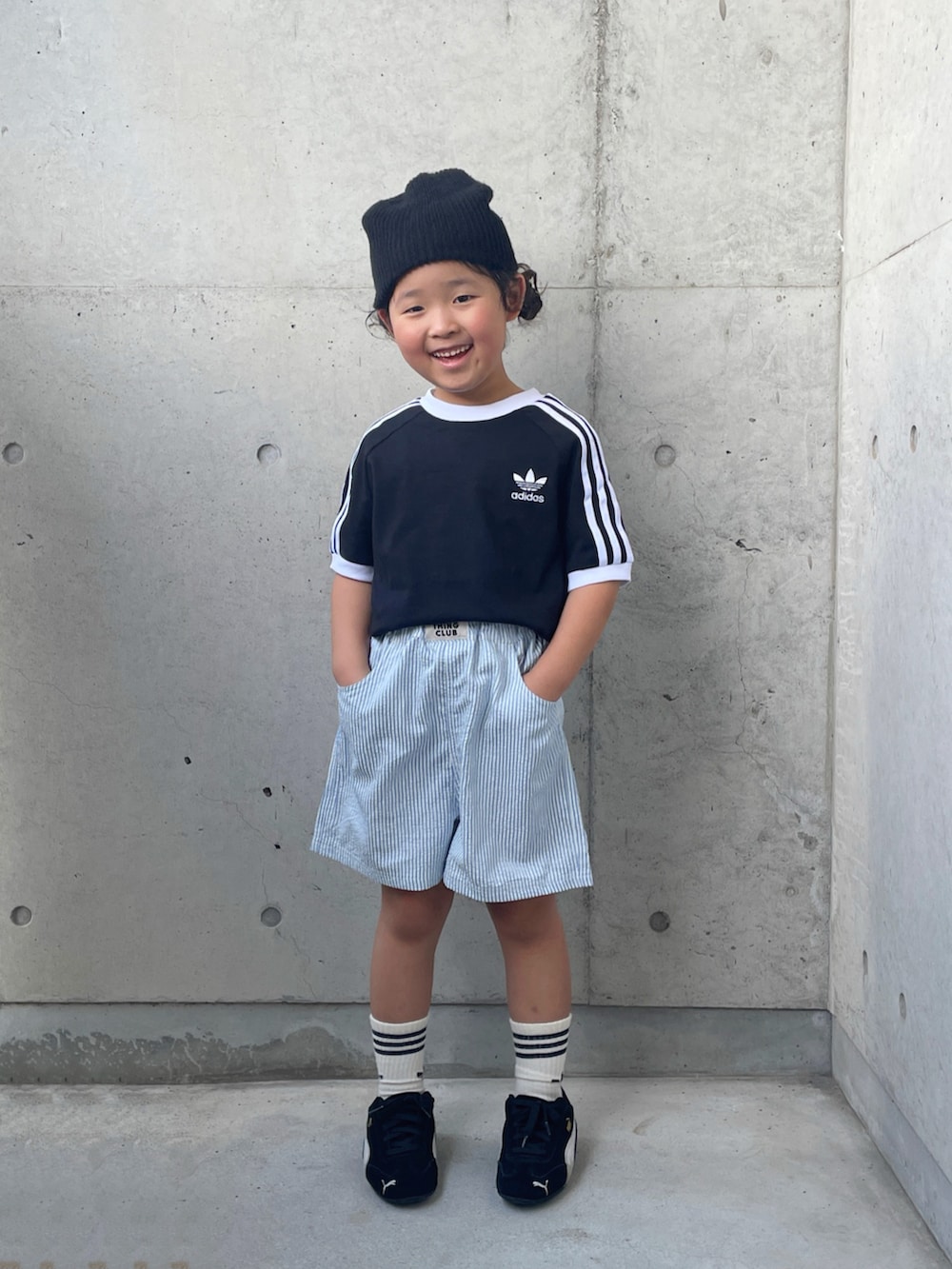 ブラック系のTシャツ/カットソー、ブラック系のスニーカー、ブルー系のパンツを着用したキッズの秋コーディネートの4枚目の写真