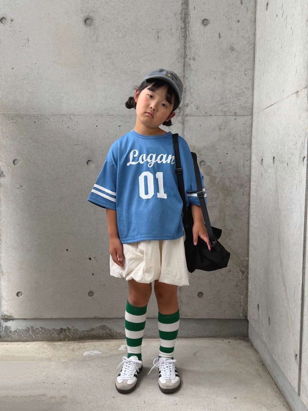 ブルー系のTシャツ/カットソー、ホワイト系のその他パンツ、ブラック系のバックパック/リュックを着用したキッズの夏コーディネートの4枚目の写真