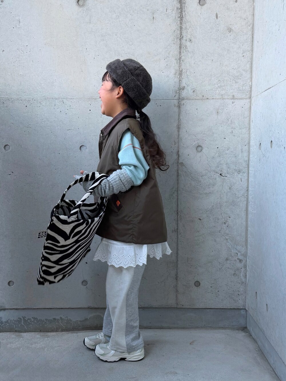 グレー系のスウェットパンツ、グリーン系のブルゾン、グリーン系のトップスを着用したキッズの冬コーディネートの2枚目の写真