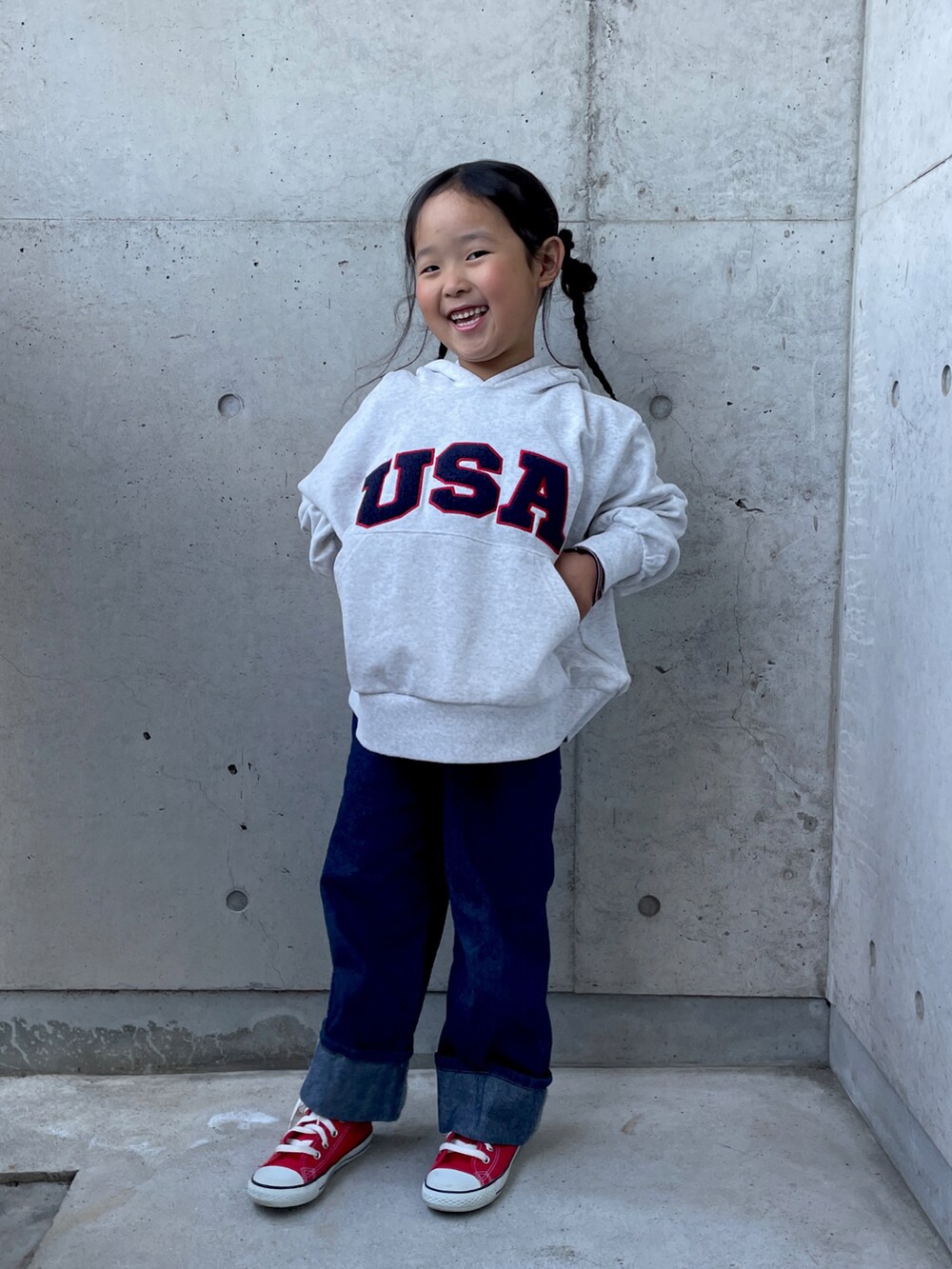 グレー系のスウェット、ブルー系のパンツ、レッド系のTシャツ/カットソーを着用したキッズの秋コーディネートの3枚目の写真