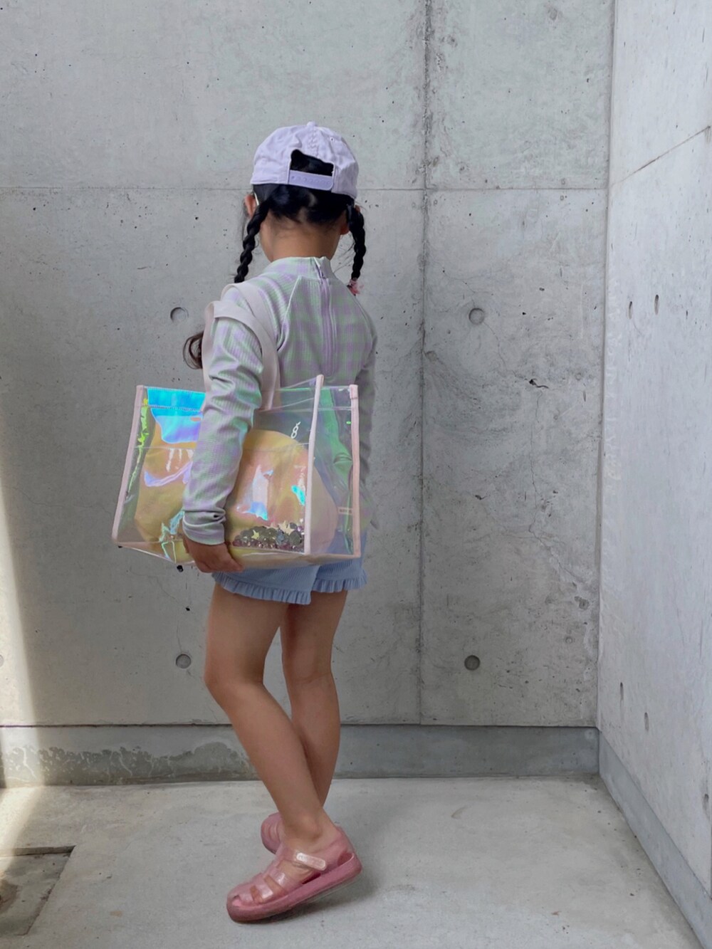 ピンク系のトートバッグ、その他のサンダル、パープル系の水着を着用したキッズの夏コーディネートの3枚目の写真