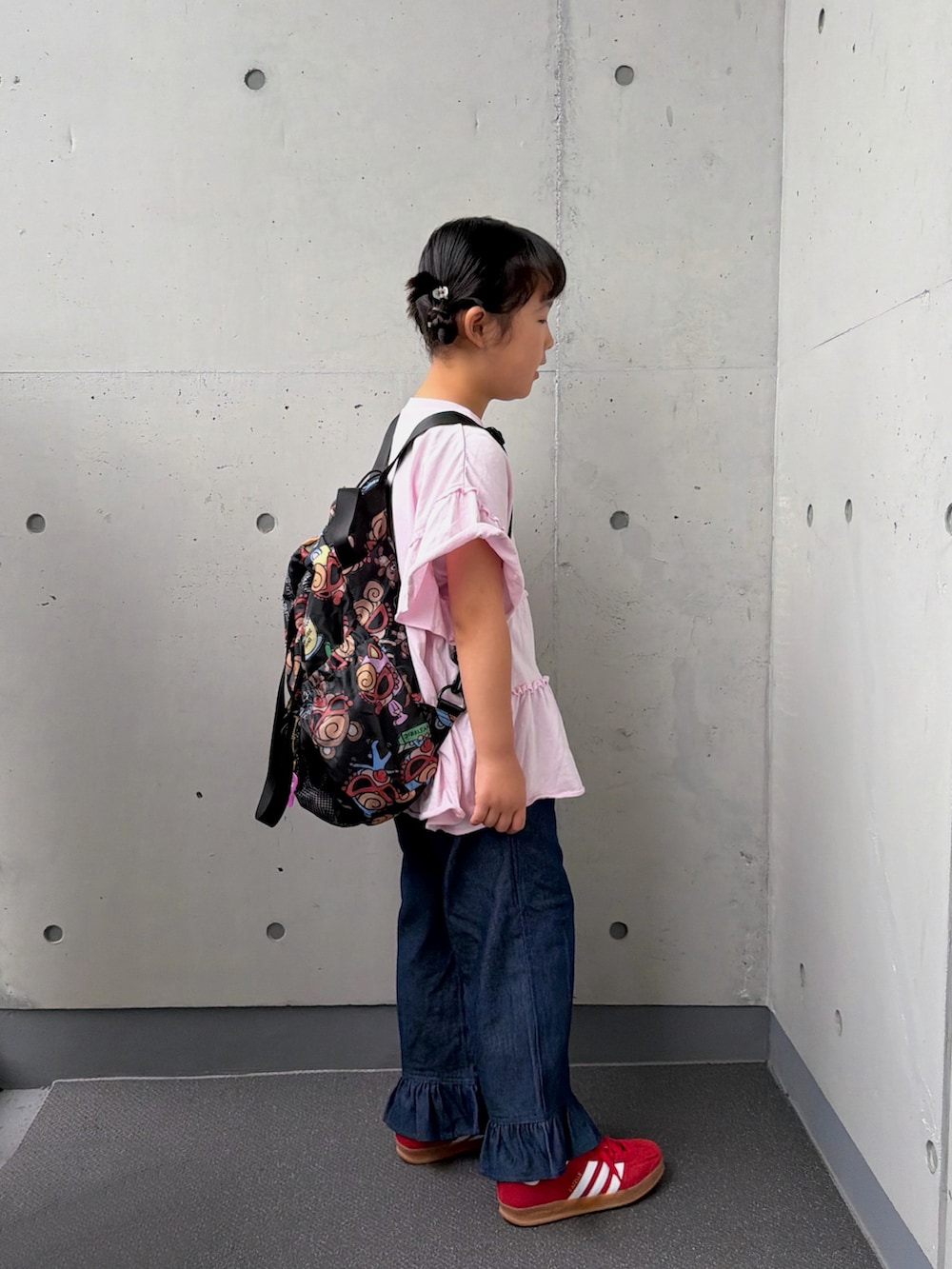 ブルー系のデニムパンツ、ピンク系のTシャツ/カットソー、レッド系のスニーカーを着用したキッズの秋コーディネートの5枚目の写真