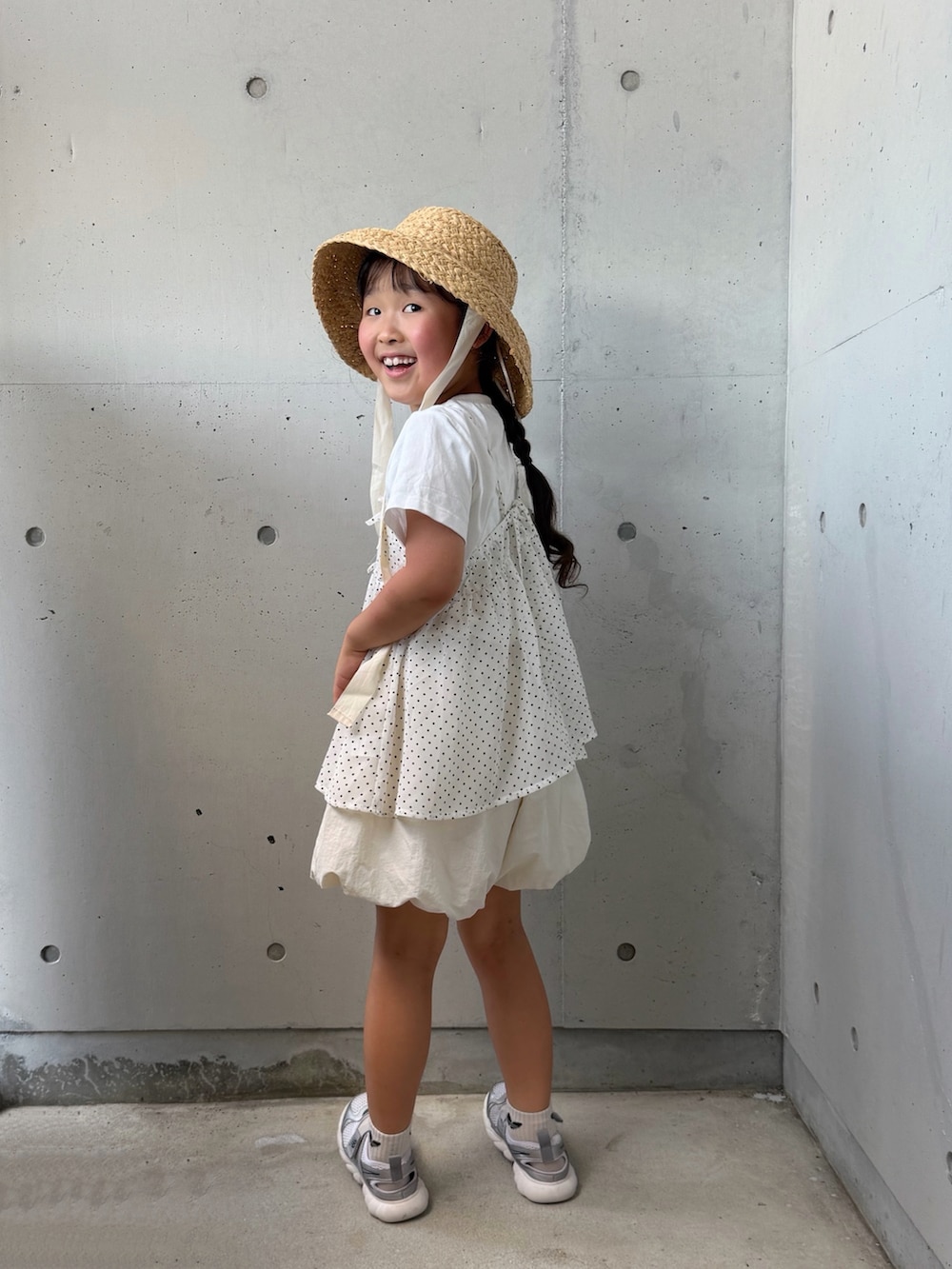 ホワイト系のTシャツ/カットソー、ホワイト系のその他パンツ、シルバー系のスニーカーを着用したキッズの夏コーディネートの2枚目の写真