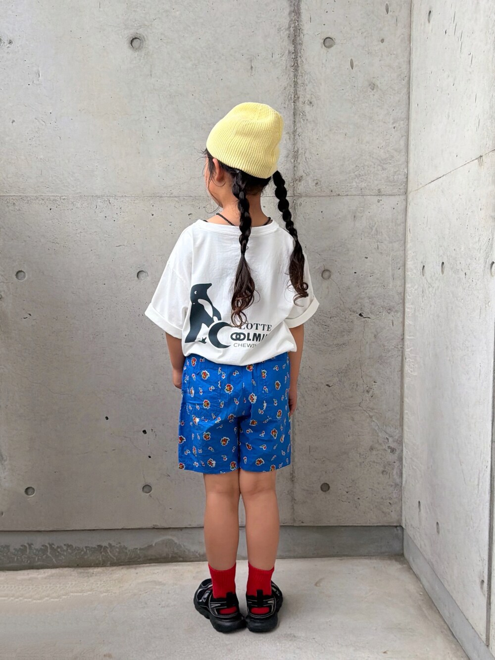 ブルー系のその他パンツ、ホワイト系のTシャツ/カットソー、ブラック系のサンダルを着用したキッズの春コーディネートの5枚目の写真