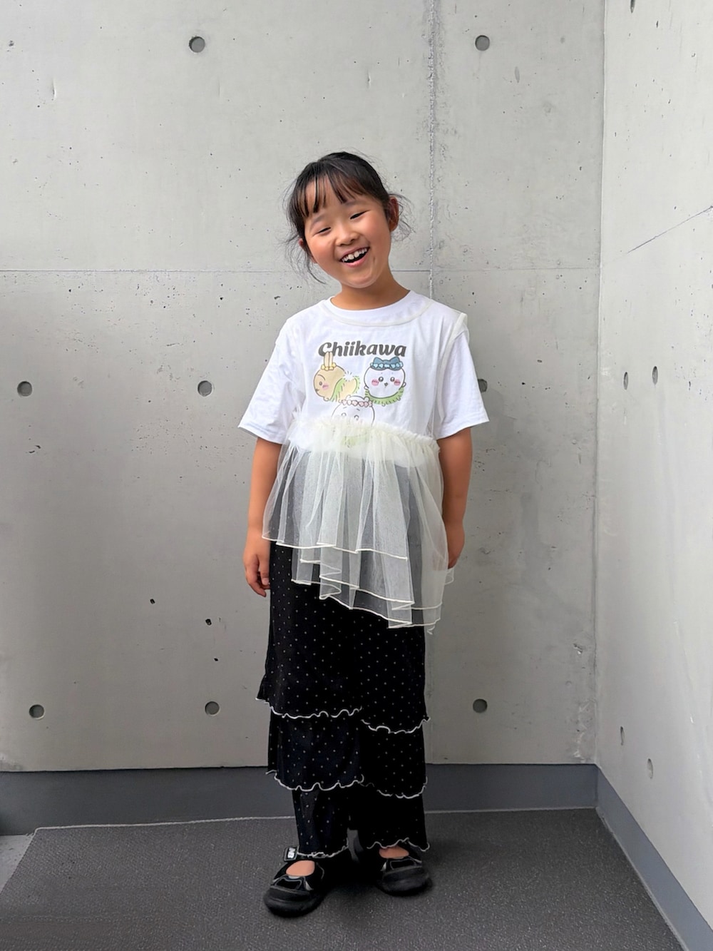 ホワイト系のTシャツ/カットソー、ブラック系のその他パンツ、ブラック系のサンダルを着用したキッズの秋コーディネートの5枚目の写真