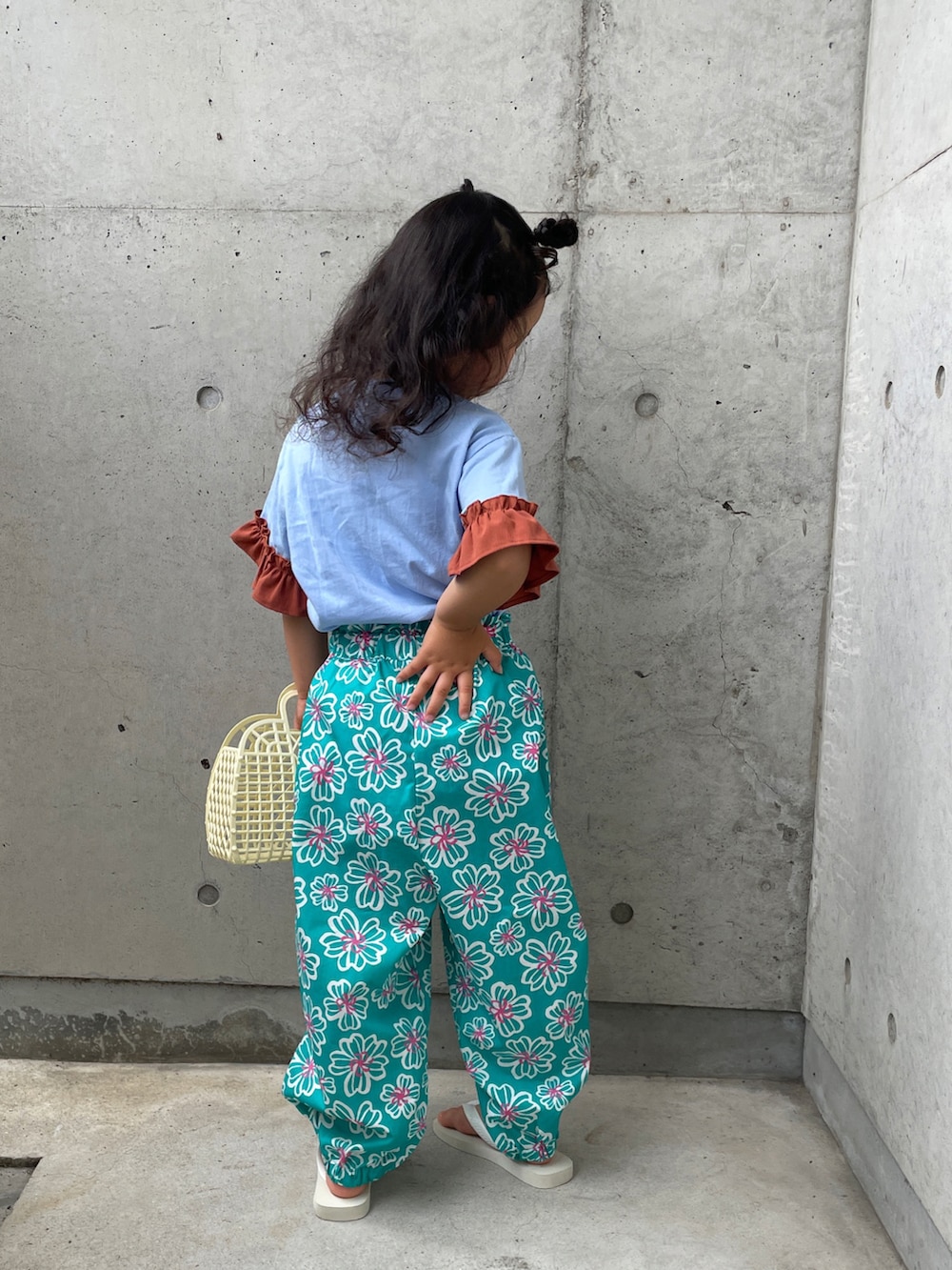 グリーン系のその他パンツ、ホワイト系のサンダル、ブルー系のTシャツ/カットソーを着用したキッズの夏コーディネートの3枚目の写真