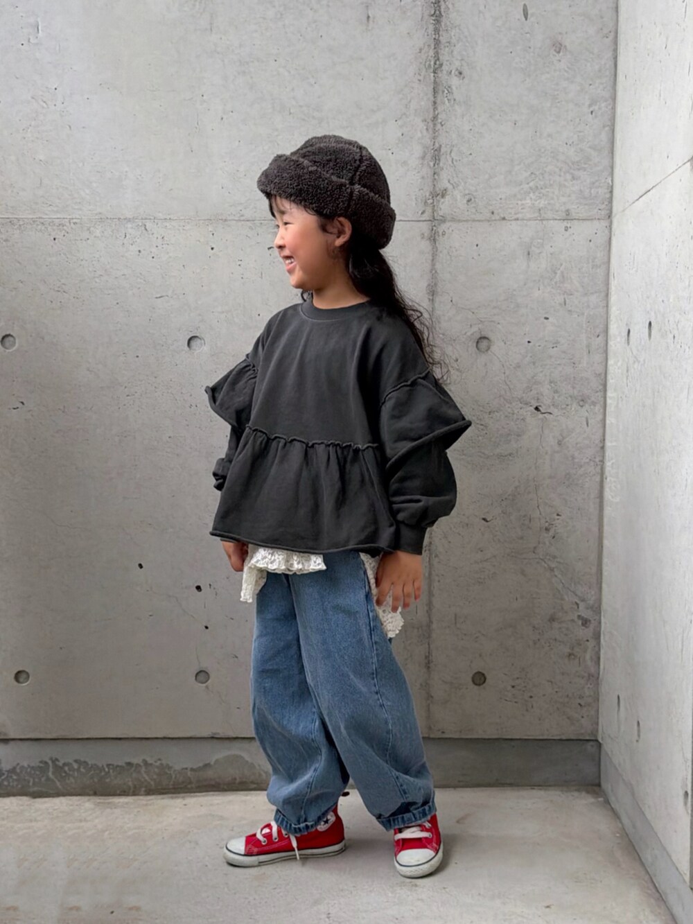 グレー系のTシャツ/カットソー、ホワイト系のTシャツ/カットソー、レッド系のスニーカーを着用したキッズの秋コーディネートの2枚目の写真