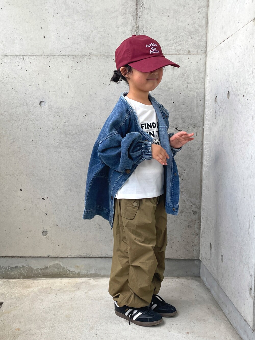 ブルー系のデニムジャケット、グリーン系のパンツ、ホワイト系のTシャツ/カットソーを着用したキッズの秋コーディネートの2枚目の写真