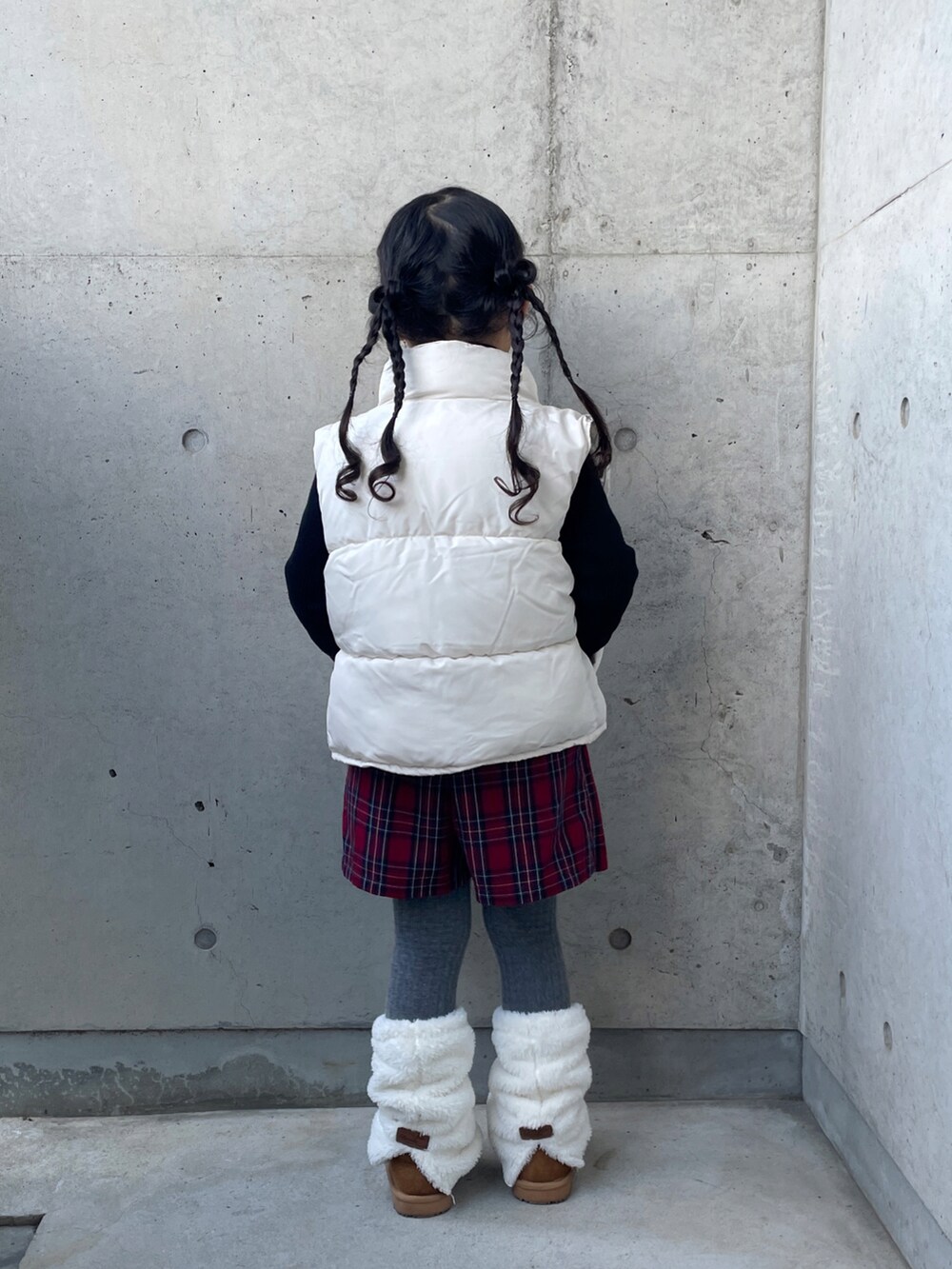 ブラック系のニット/セーター、レッド系のパンツ、ブラウン系のブーツを着用したキッズの冬コーディネートの2枚目の写真