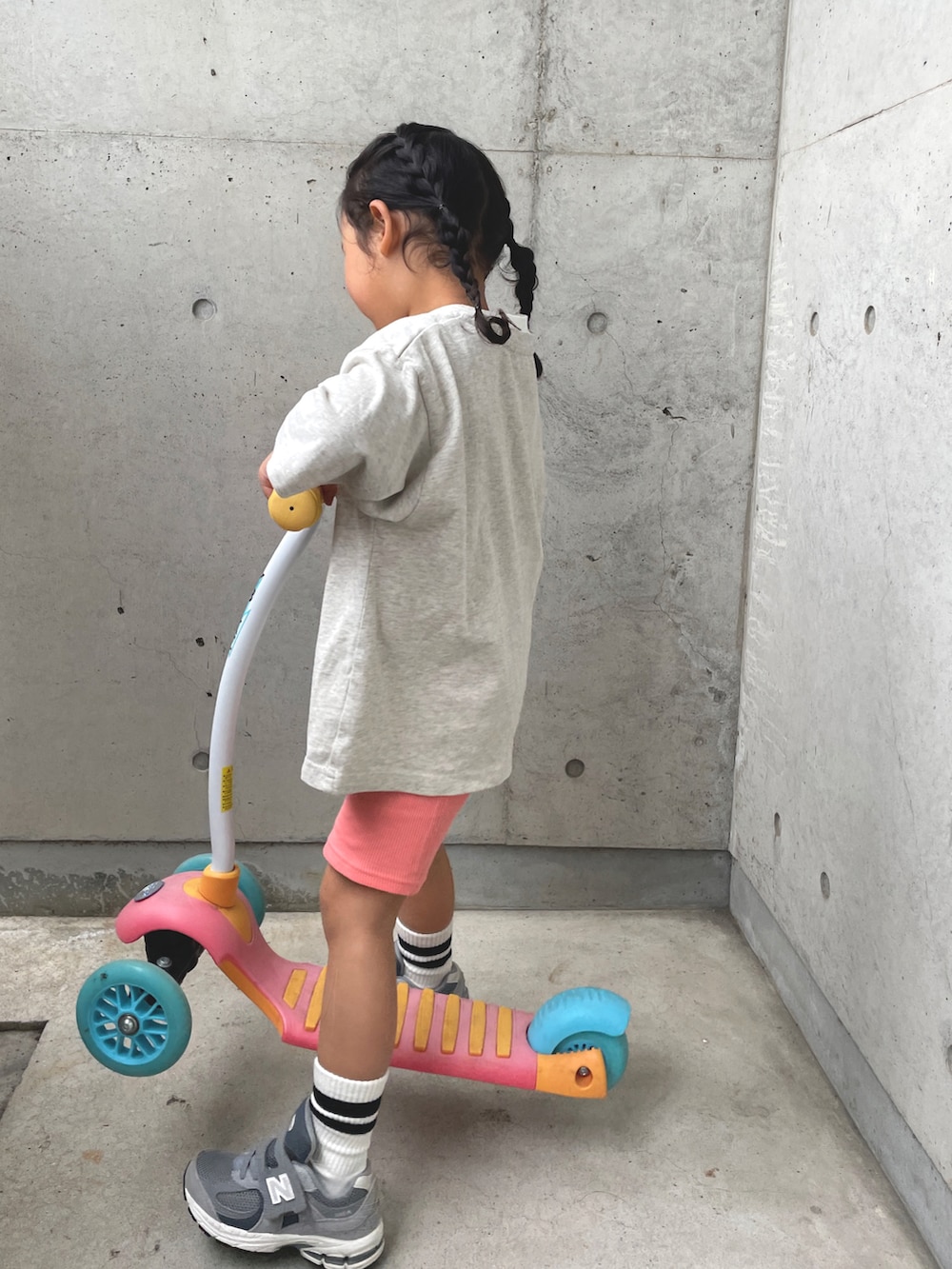 グレー系のスニーカー、グレー系のTシャツ/カットソー、ピンク系のレギンス/スパッツを着用したキッズの春コーディネートの4枚目の写真