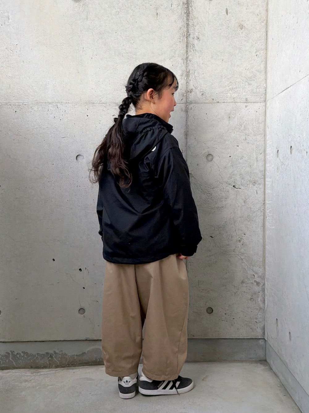 ブラック系のTシャツ/カットソー、ブラック系のマウンテンパーカー、イエロー系のその他パンツを着用したキッズの春コーディネートの4枚目の写真