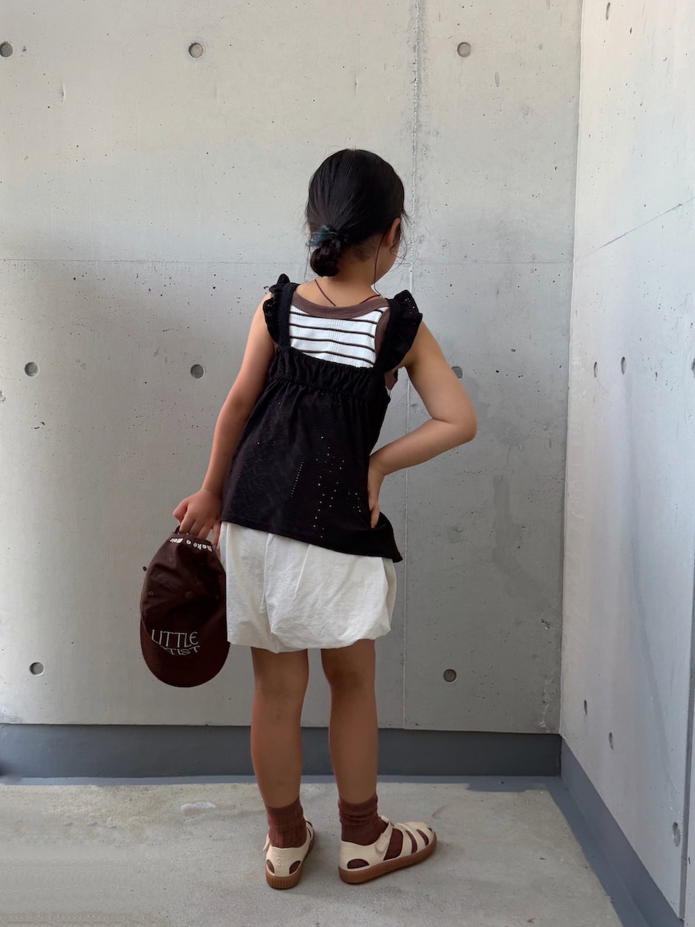 ホワイト系のその他パンツ、ブラック系のセットアップ、ブラウン系のタンクトップを着用したキッズの夏コーディネートの4枚目の写真