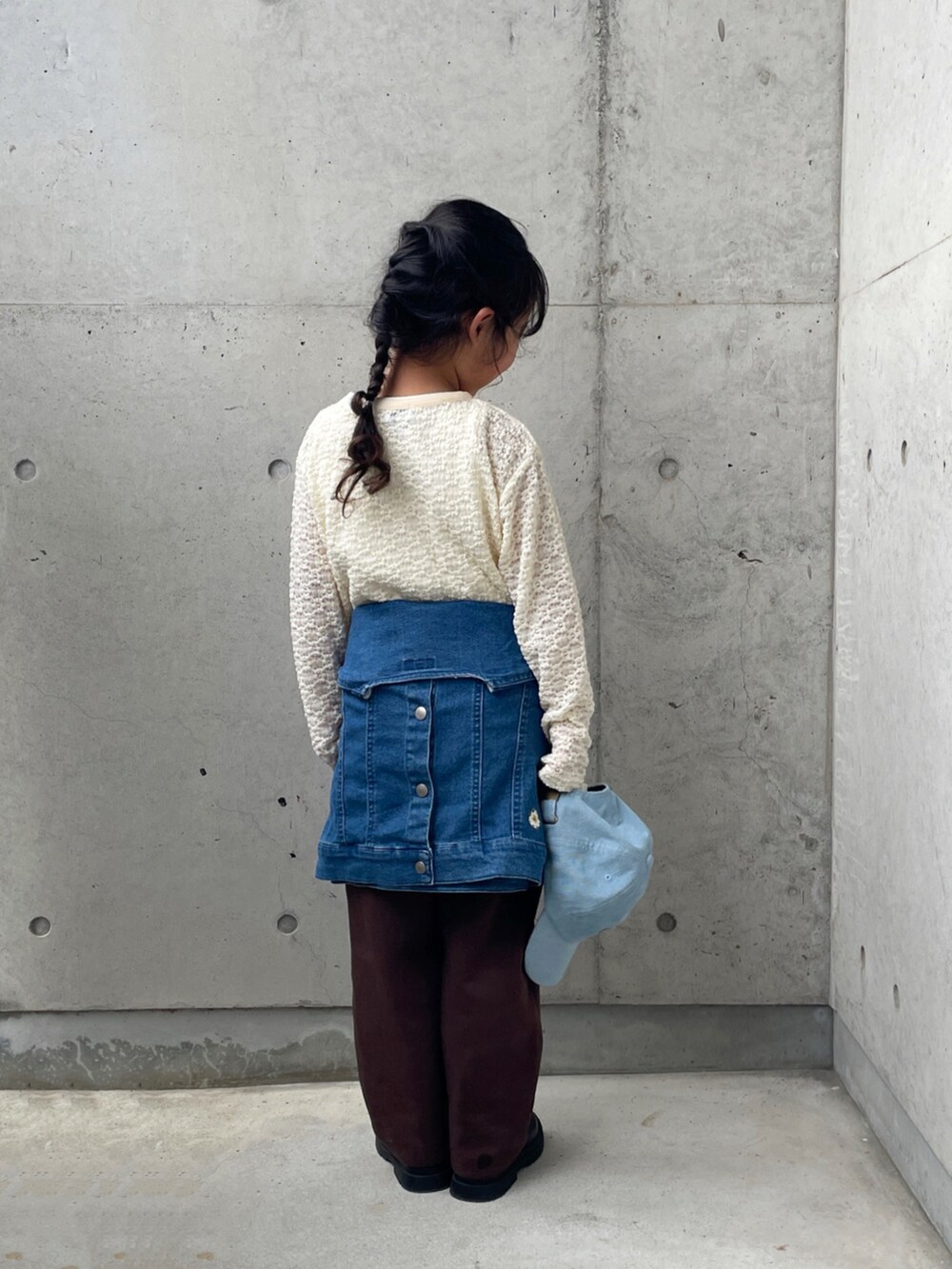 ホワイト系のTシャツ/カットソー、ブルー系のデニムジャケット、ブラック系のブーツを着用したキッズの秋コーディネートの5枚目の写真