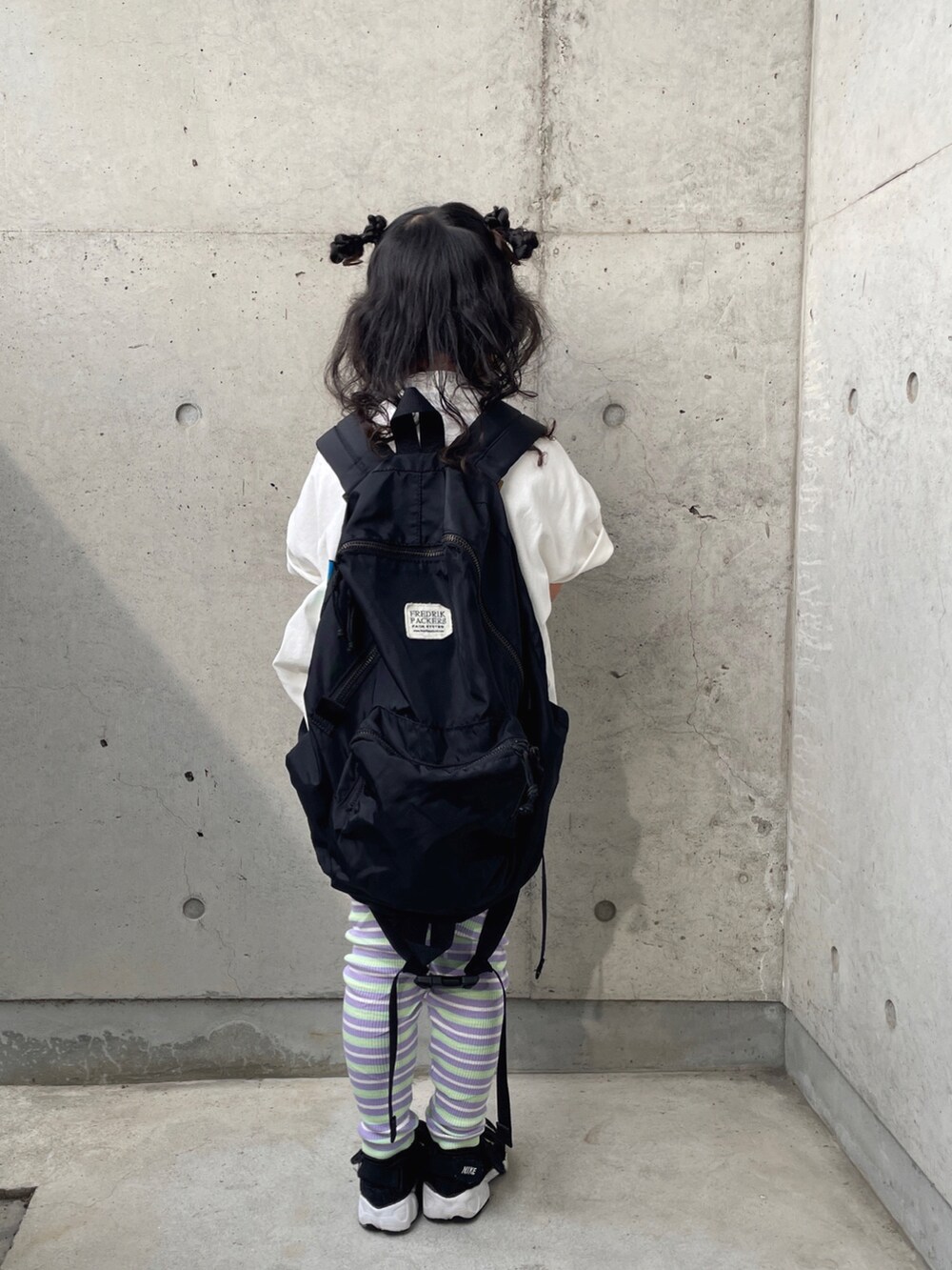 ホワイト系のTシャツ/カットソー、ブラック系のスニーカー、パープル系のレギンス/スパッツを着用したキッズの春コーディネートの3枚目の写真