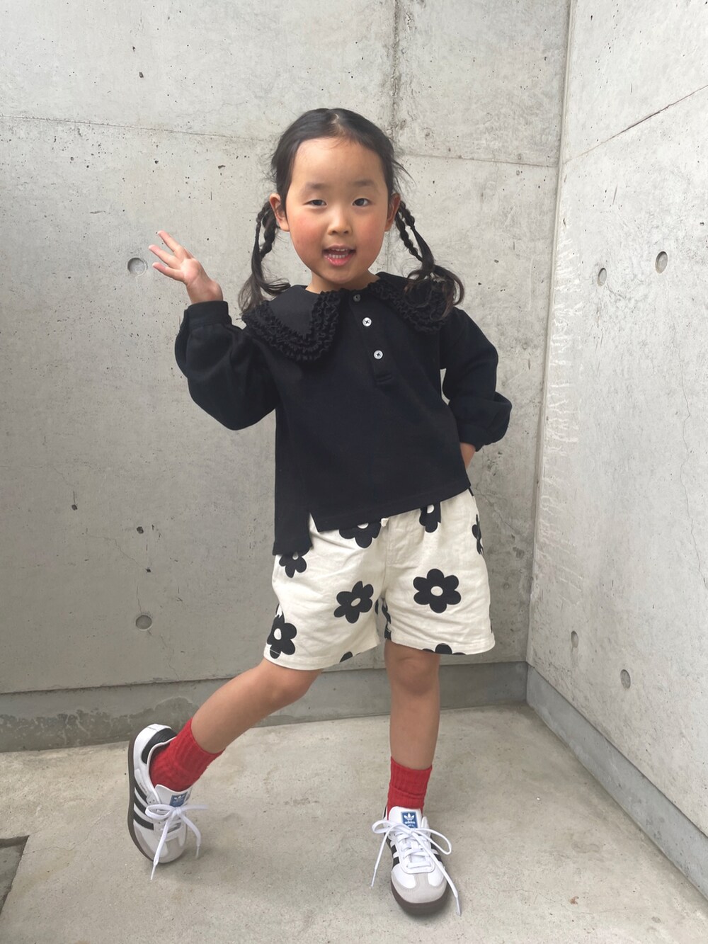 「春のおしゃ見えテクニック、春アウター、モノトーンコーデ、ブラックコーデ、ショートパンツ、5歳、ベスト、襟付きトップス、着回しコーデ、モノトーン、春休み、サンバ、花柄パンツ、春のNewスタイル」｜「LOWRYS FARMのフリルカラーポロシャツ　266080（ポロシャツ、ブラック系）」を使った、ioooさん（キッズ・110cm）の春コーディネートの2枚目の写真