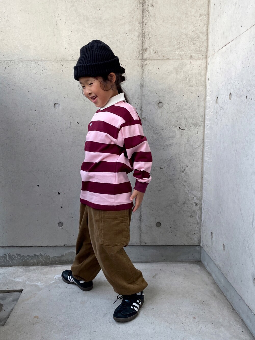 イエロー系のその他パンツ、ピンク系のTシャツ/カットソー、ブラック系のスニーカーを着用したキッズの秋コーディネートの4枚目の写真