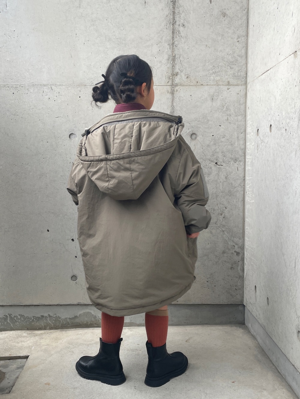 イエロー系のその他パンツ、レッド系のスウェット、グリーン系のブルゾンを着用したキッズの冬コーディネートの2枚目の写真