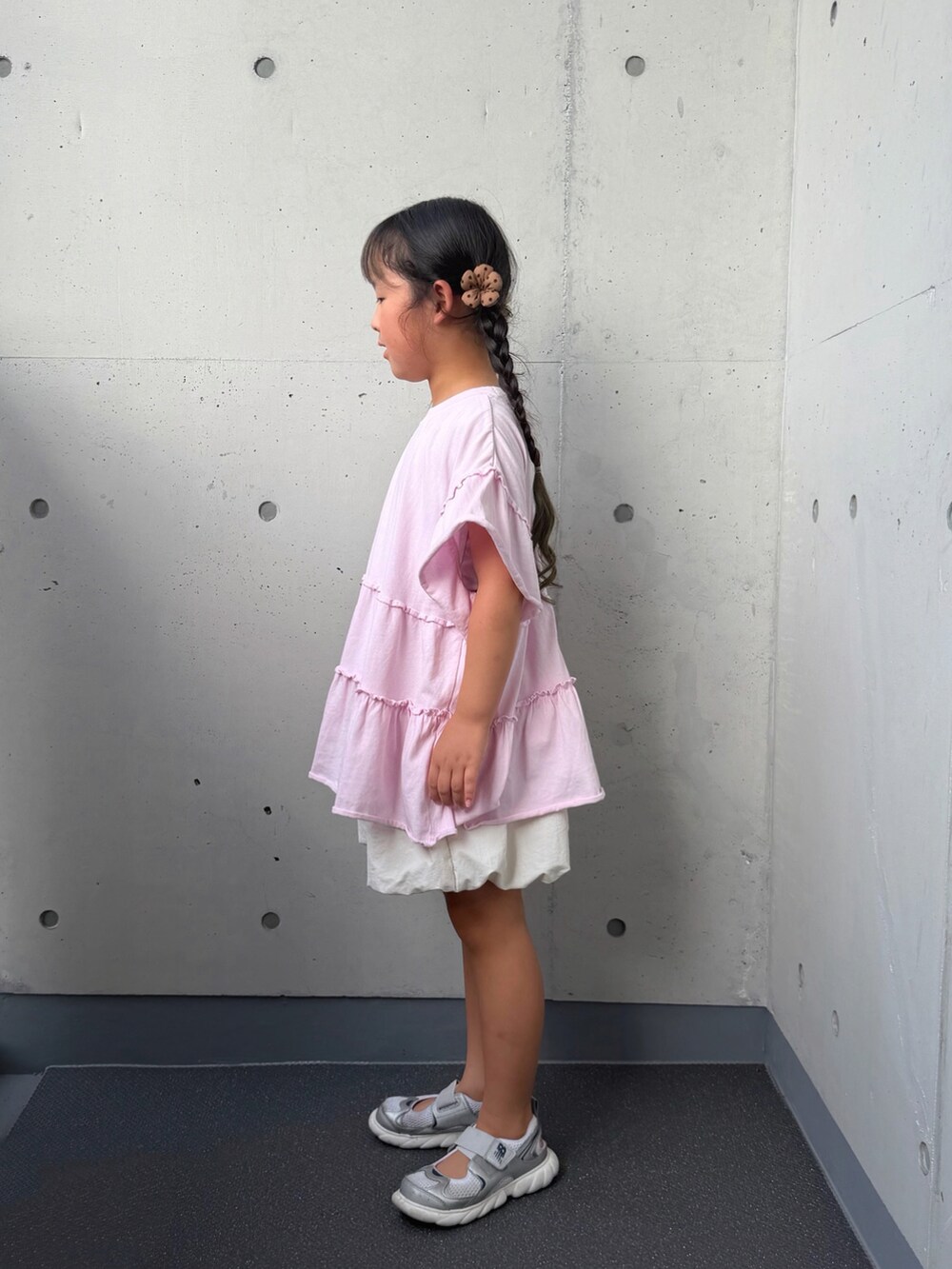 ピンク系のTシャツ/カットソー、ホワイト系のその他パンツ、シルバー系のスニーカーを着用したキッズの夏コーディネートの2枚目の写真