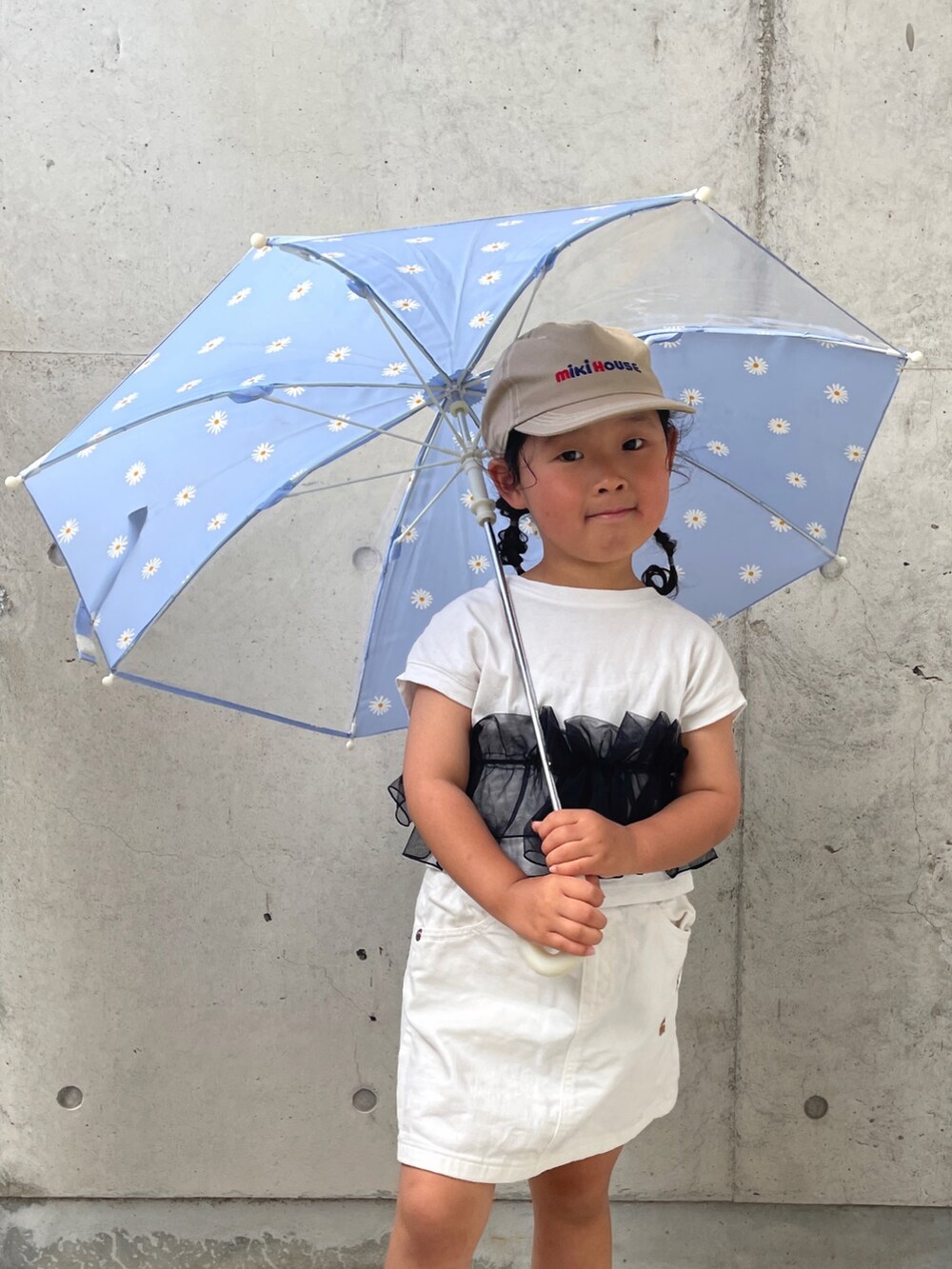 ホワイト系のスカート、ホワイト系のTシャツ/カットソー、ホワイト系のスニーカーを着用したキッズの春コーディネートの4枚目の写真