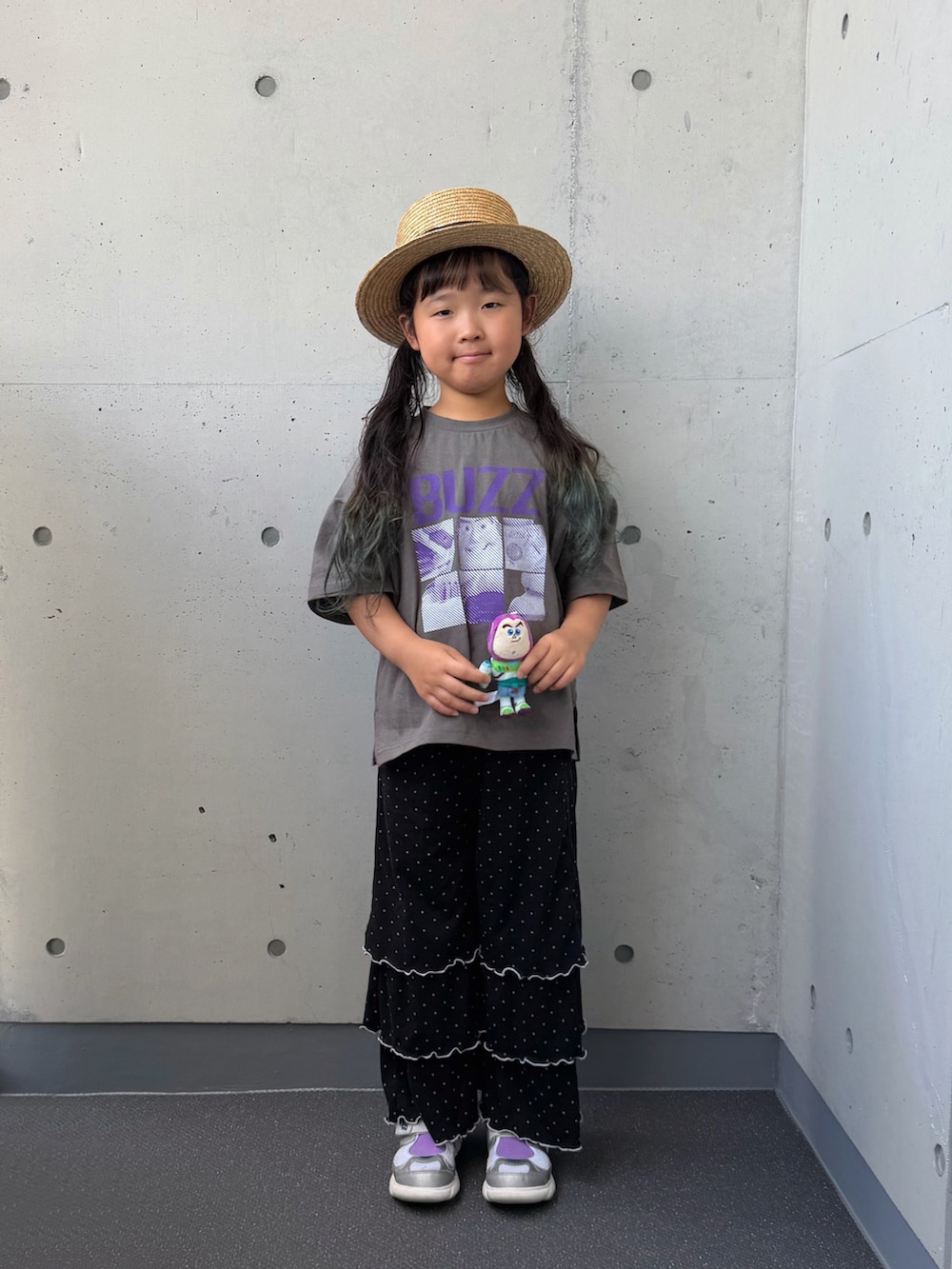 ブラック系のその他パンツ、ブラック系のTシャツ/カットソー、ブラック系のボディバッグ/ウエストポーチを着用したキッズの夏コーディネートの4枚目の写真