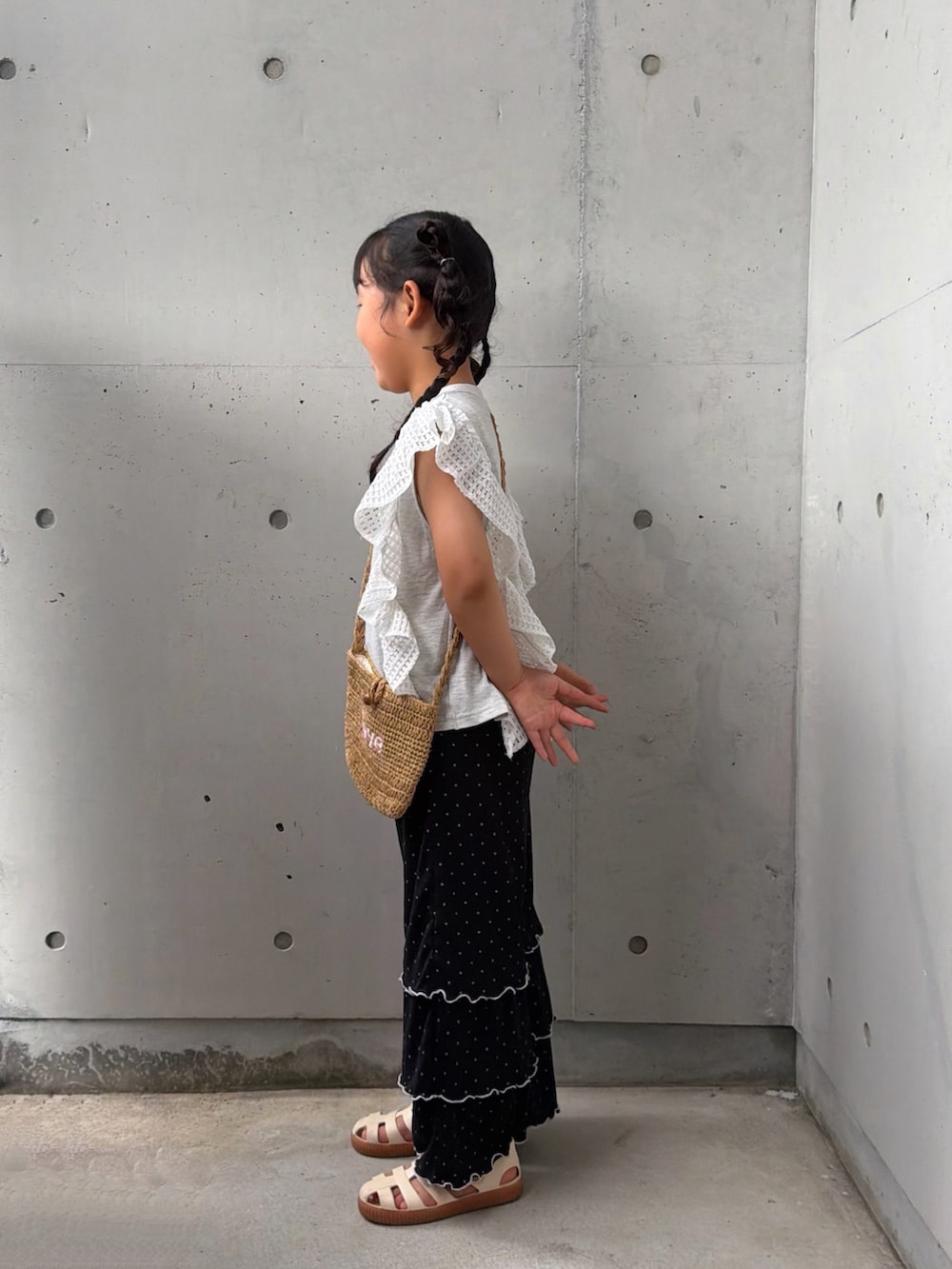 グレー系のTシャツ/カットソー、ブラック系のその他パンツ、ベージュ系のショルダーバッグを着用したキッズの夏コーディネートの2枚目の写真