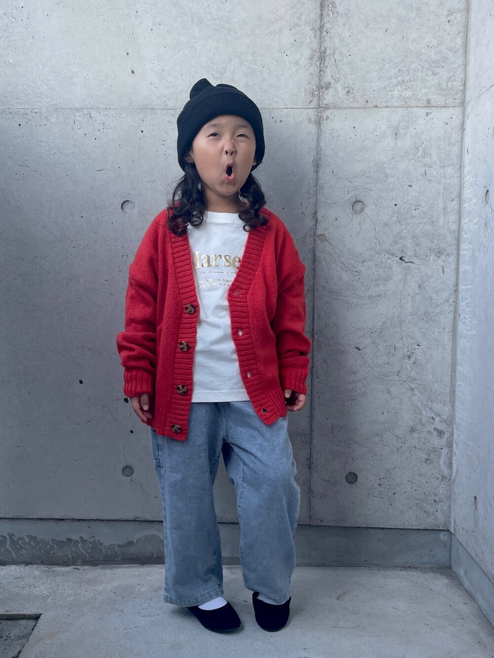 「秋っぽコーデ更新中、カーディガン、ニット、ニット帽、デニムパンツ、バレエシューズ、キッズファッション、秋コーデ、カジュアルコーデ、デニム、ロンT、ロゴT」｜「LOWRYS FARMのリボンニットワッチ　143693（ニットキャップ/ビーニー、ブラック系）」を使った、ioooさん（キッズ・110cm）の秋コーディネートの3枚目の写真